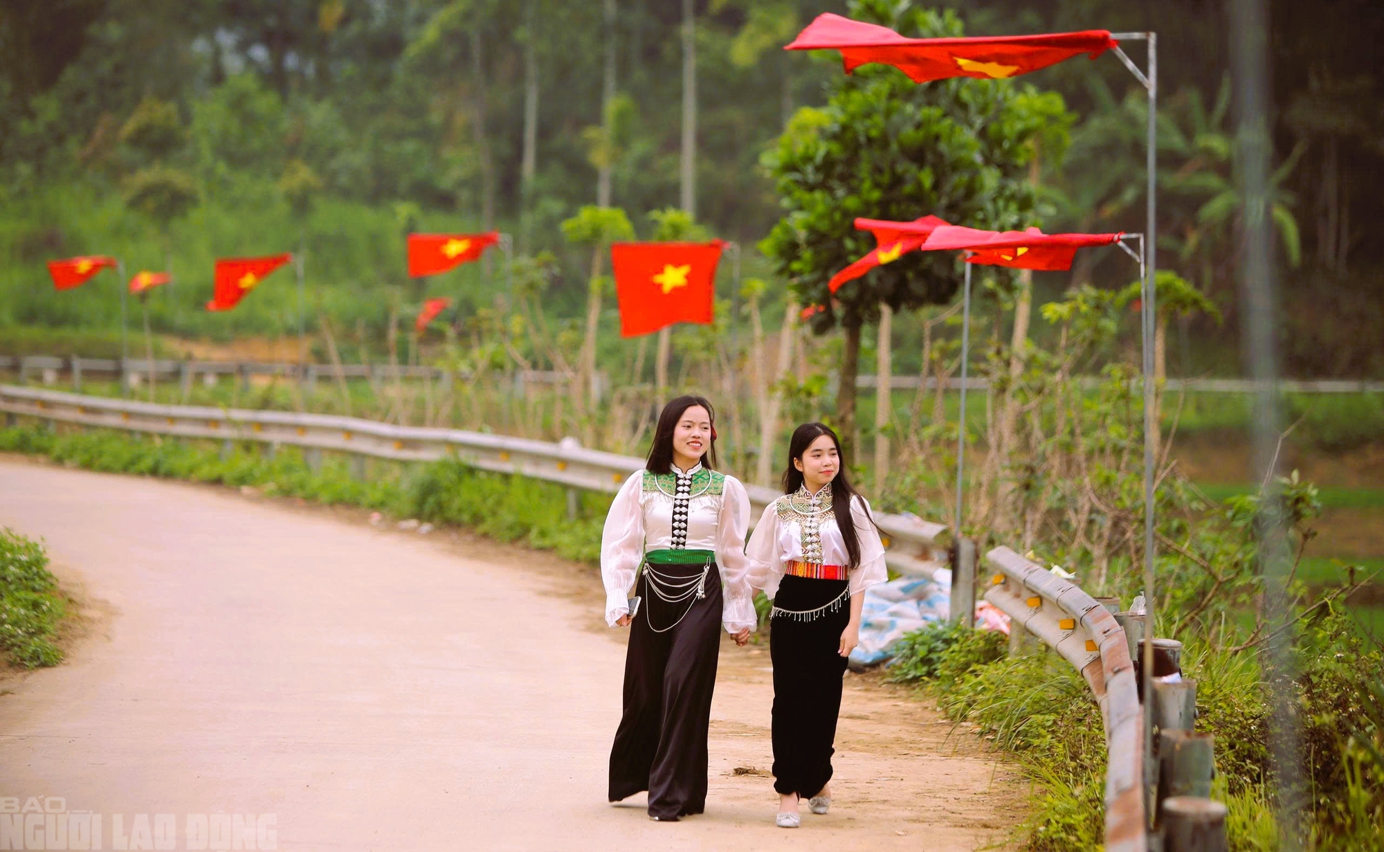 Điểm du lịch nổi tiếng ở Thanh H&oacute;a rực rỡ cờ Tổ quốc trước ng&agrave;y bầu cử - Ảnh 4.