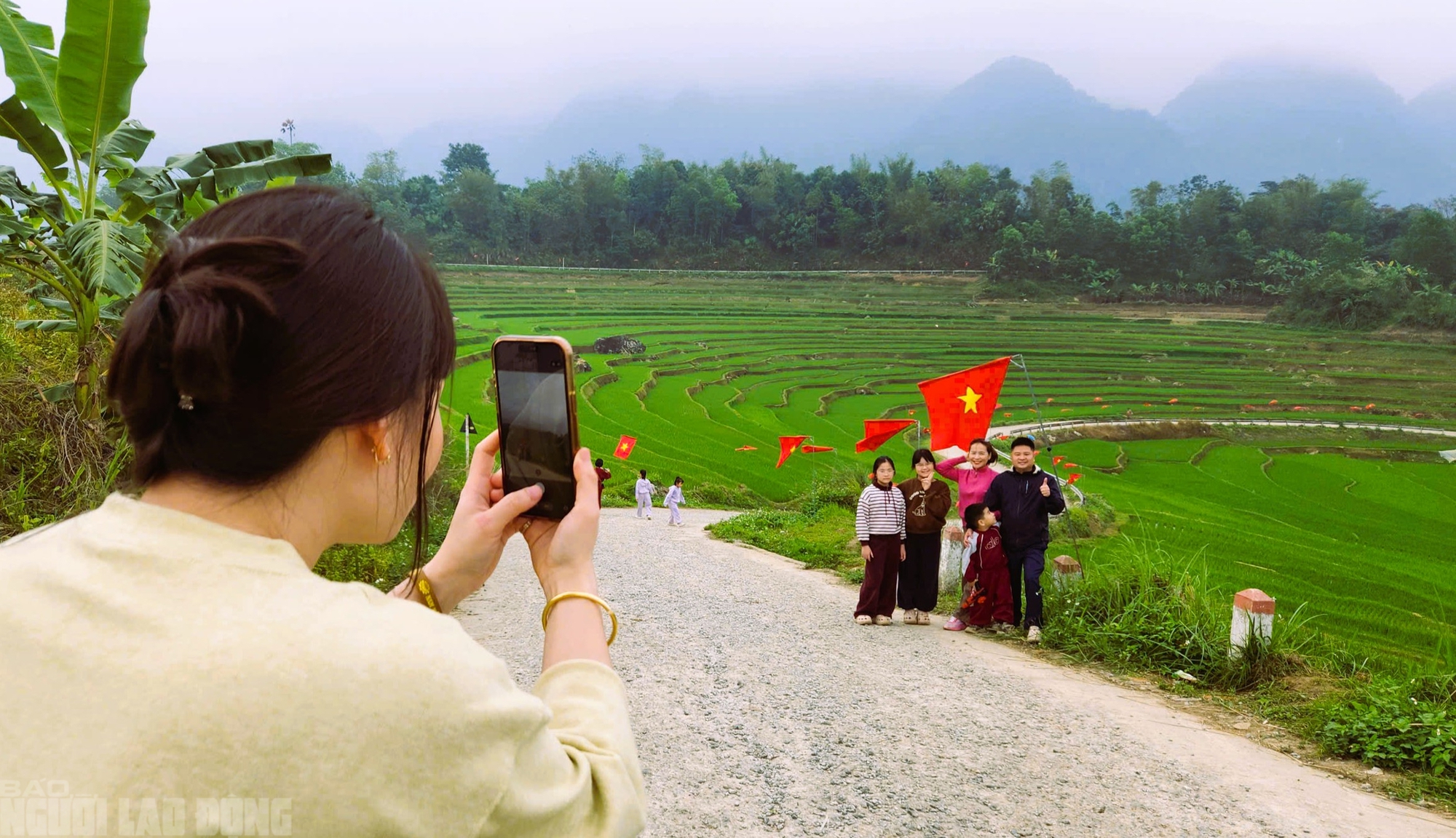 Điểm du lịch nổi tiếng ở Thanh H&oacute;a rực rỡ cờ Tổ quốc trước ng&agrave;y bầu cử - Ảnh 8.