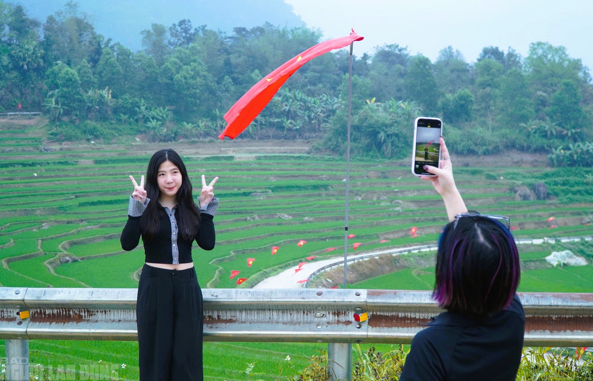 Điểm du lịch nổi tiếng ở Thanh H&oacute;a rực rỡ cờ Tổ quốc trước ng&agrave;y bầu cử - Ảnh 9.