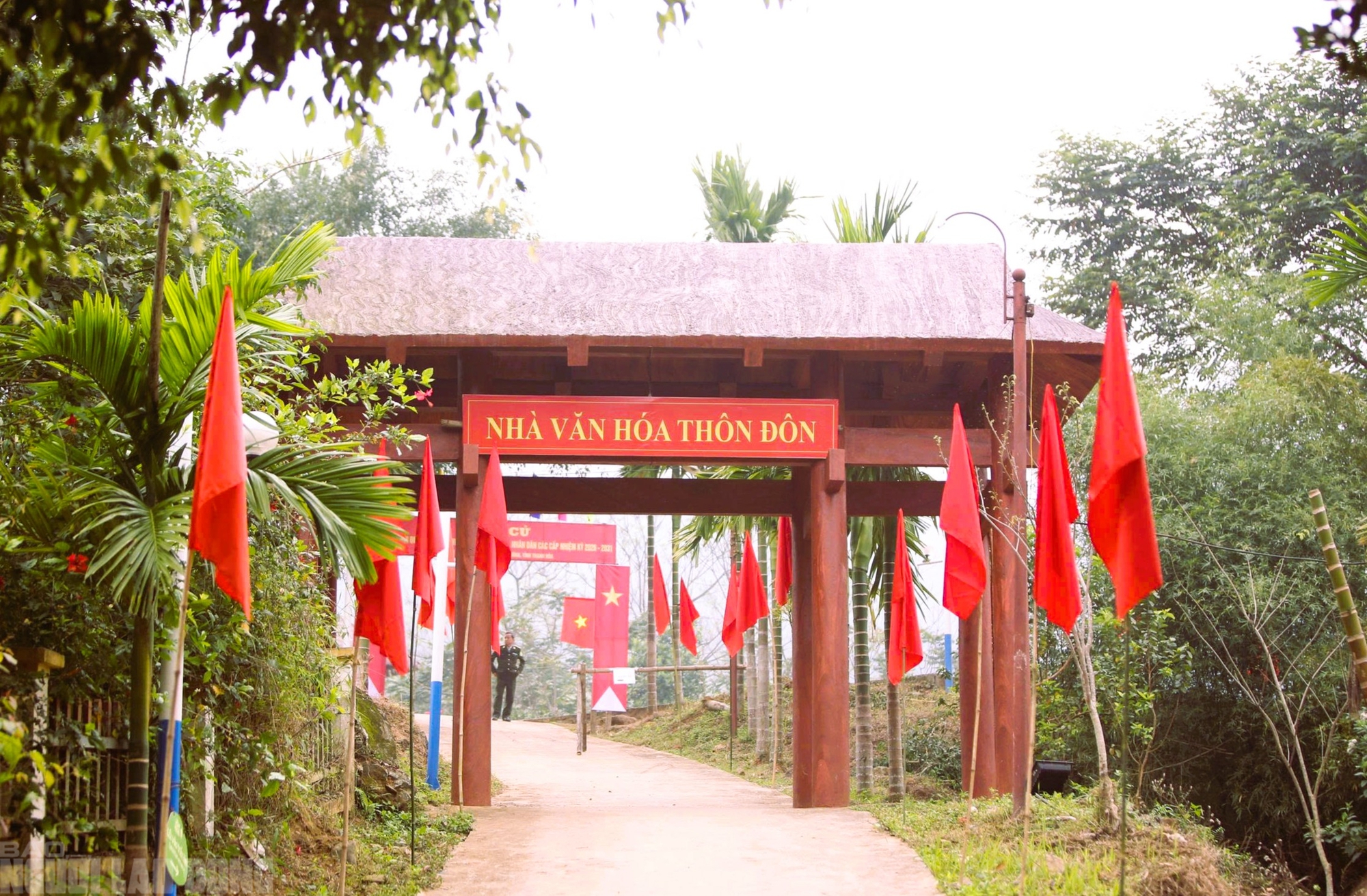 Điểm du lịch nổi tiếng ở Thanh H&oacute;a rực rỡ cờ Tổ quốc trước ng&agrave;y bầu cử - Ảnh 16.