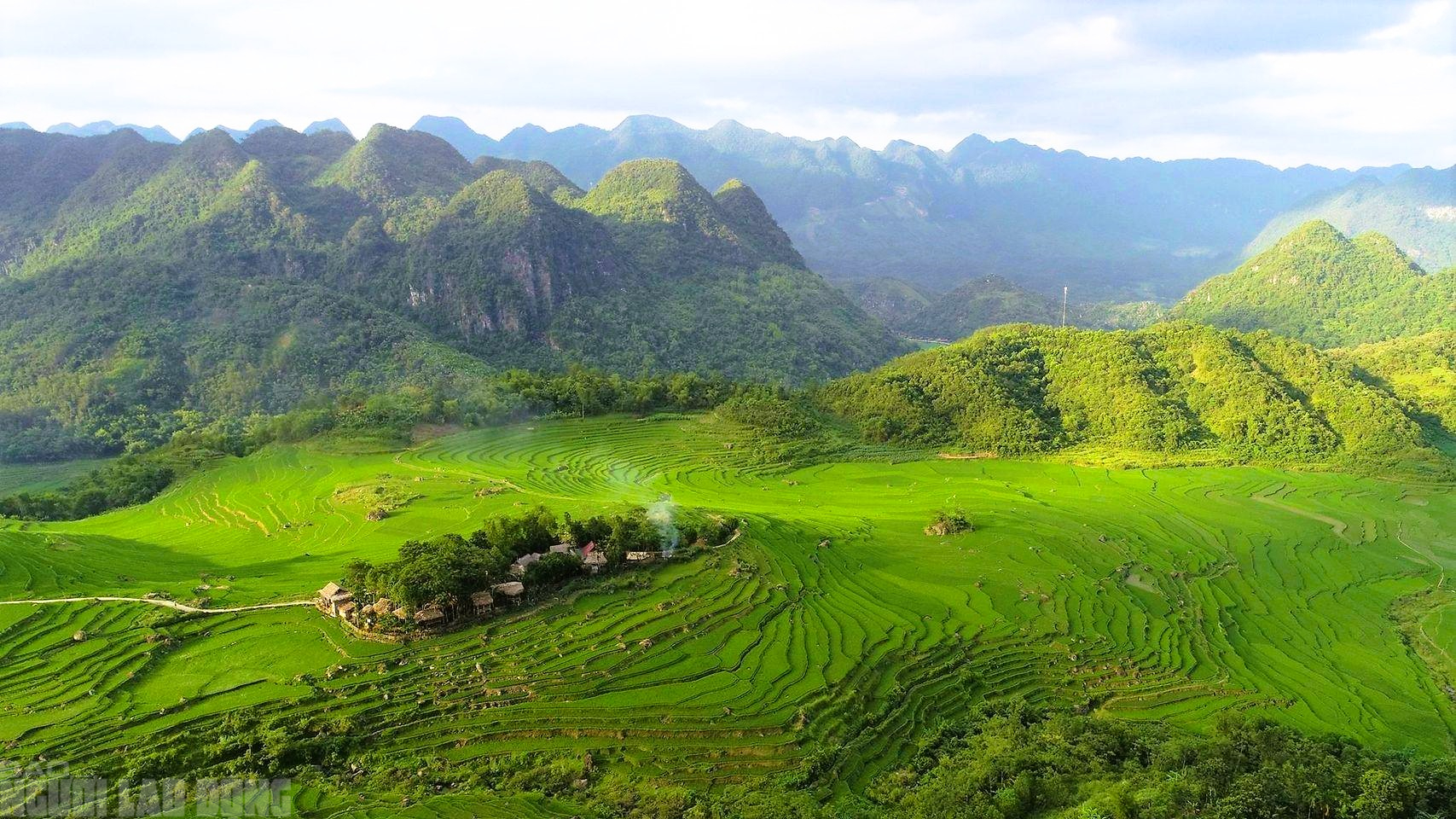 Điểm du lịch nổi tiếng ở Thanh H&oacute;a rực rỡ cờ Tổ quốc trước ng&agrave;y bầu cử - Ảnh 19.
