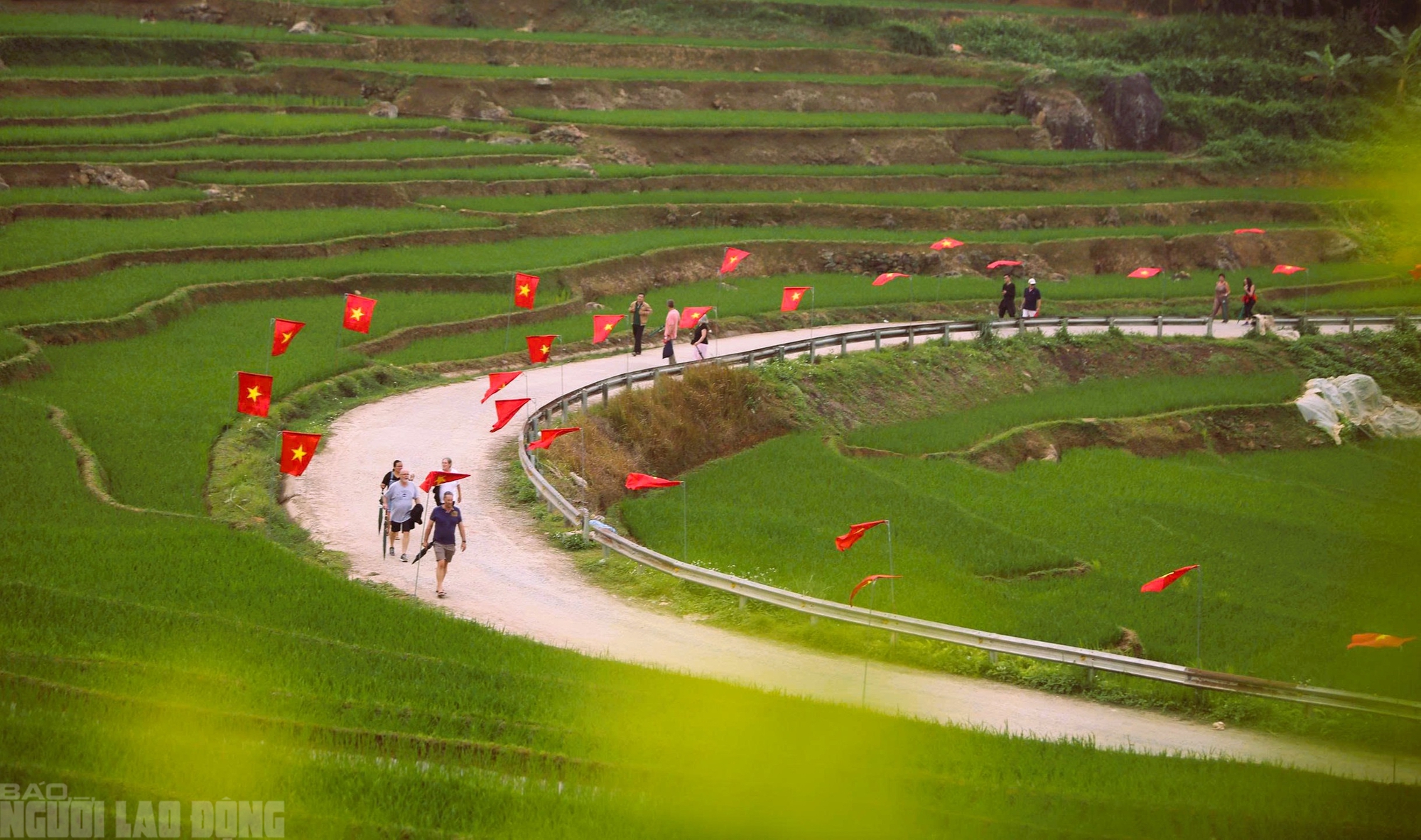 Điểm du lịch nổi tiếng ở Thanh H&oacute;a rực rỡ cờ Tổ quốc trước ng&agrave;y bầu cử - Ảnh 10.