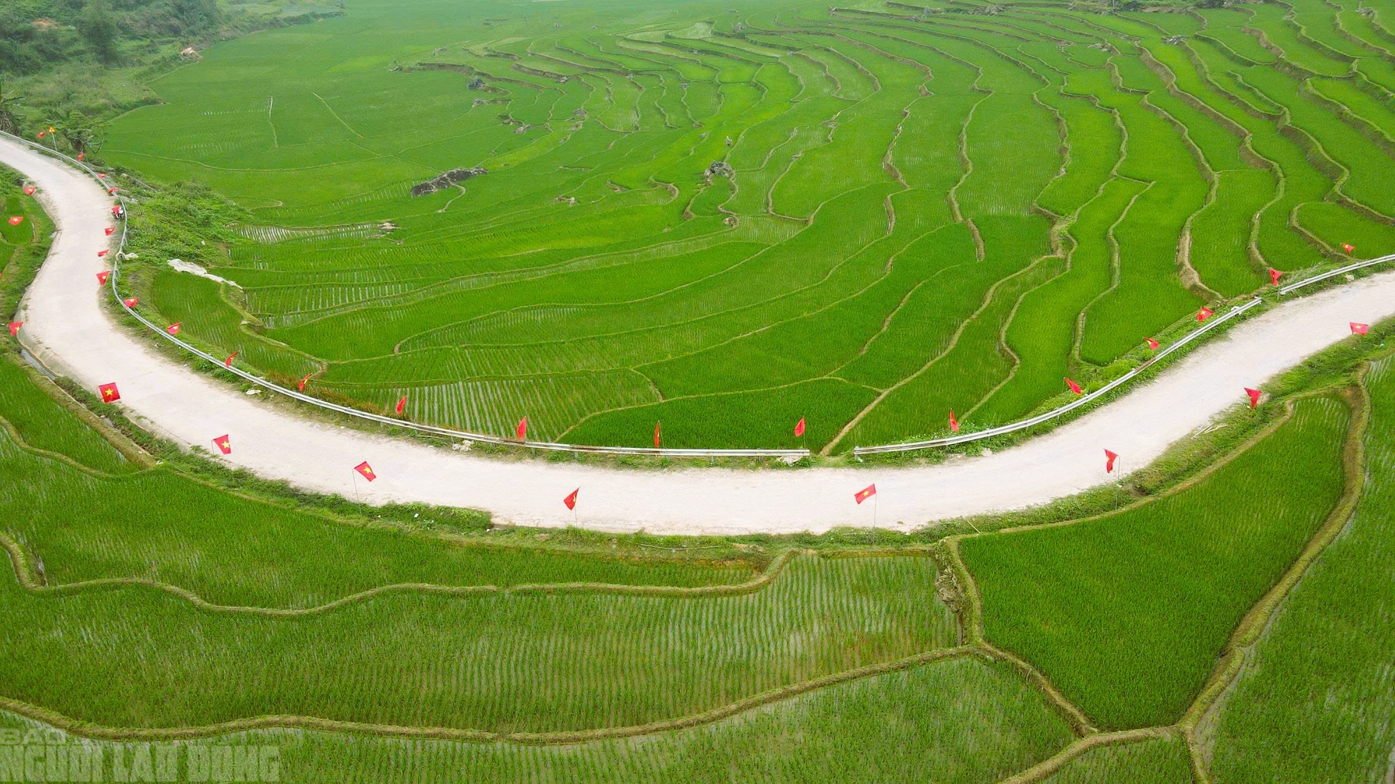 Điểm du lịch nổi tiếng ở Thanh H&oacute;a rực rỡ cờ Tổ quốc trước ng&agrave;y bầu cử - Ảnh 11.