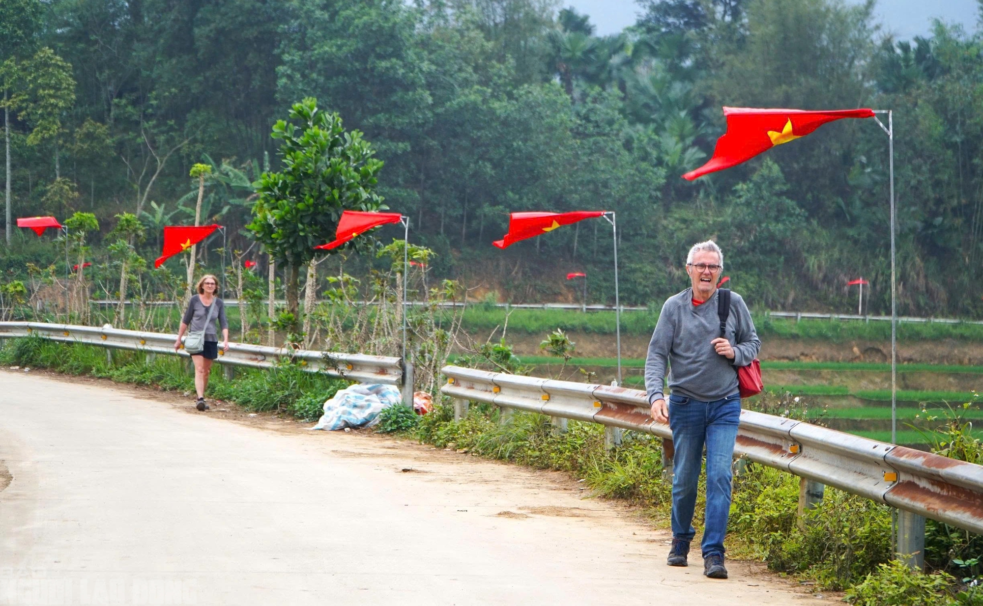Điểm du lịch nổi tiếng ở Thanh H&oacute;a rực rỡ cờ Tổ quốc trước ng&agrave;y bầu cử - Ảnh 6.