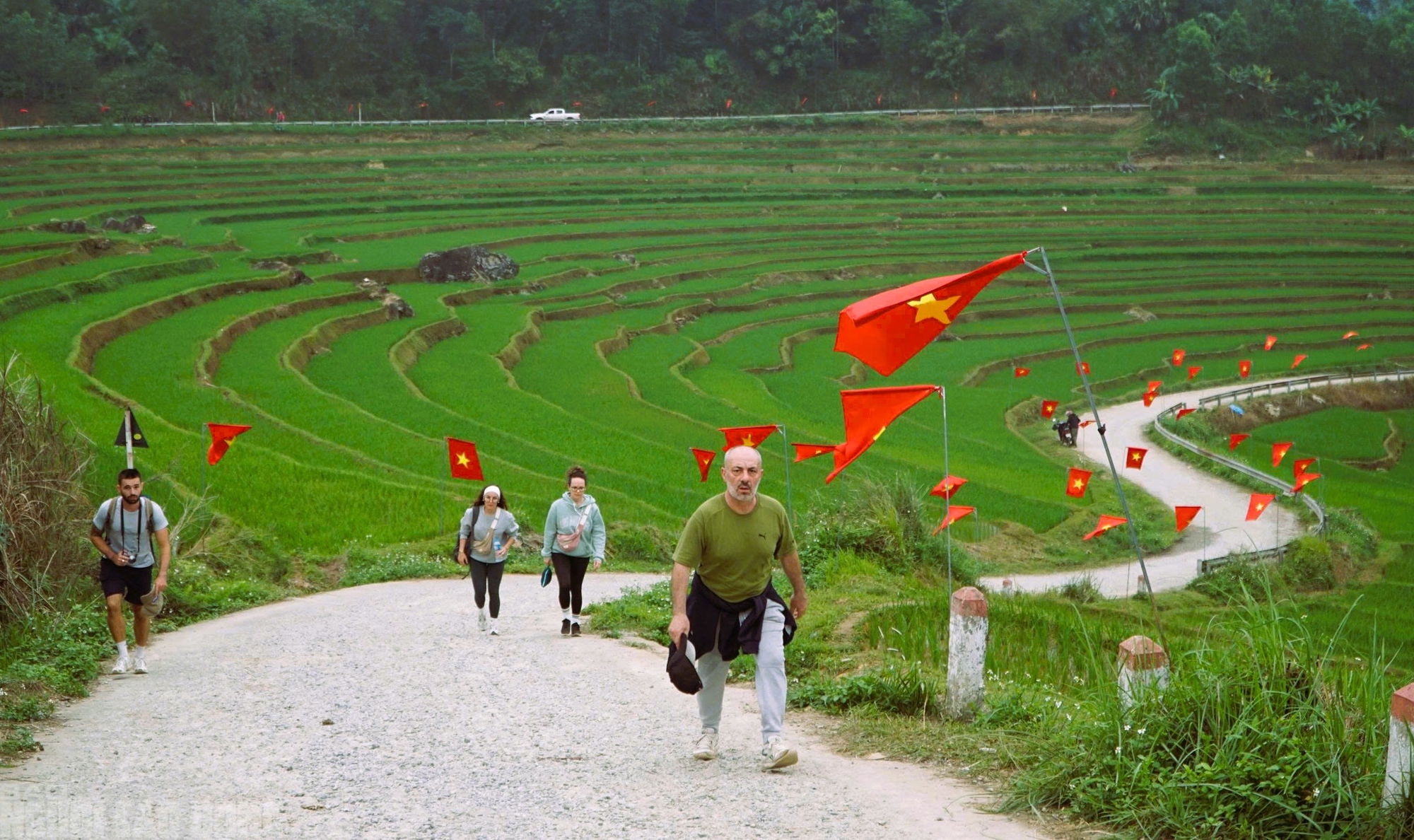 Điểm du lịch nổi tiếng ở Thanh H&oacute;a rực rỡ cờ Tổ quốc trước ng&agrave;y bầu cử - Ảnh 7.