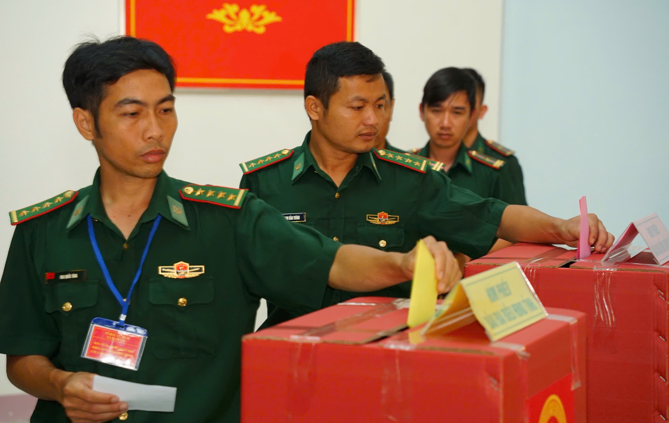 Chiến sĩ Biên phòng bỏ phiếu bầu cử sớm ở Lâm Đồng - Ảnh 2.