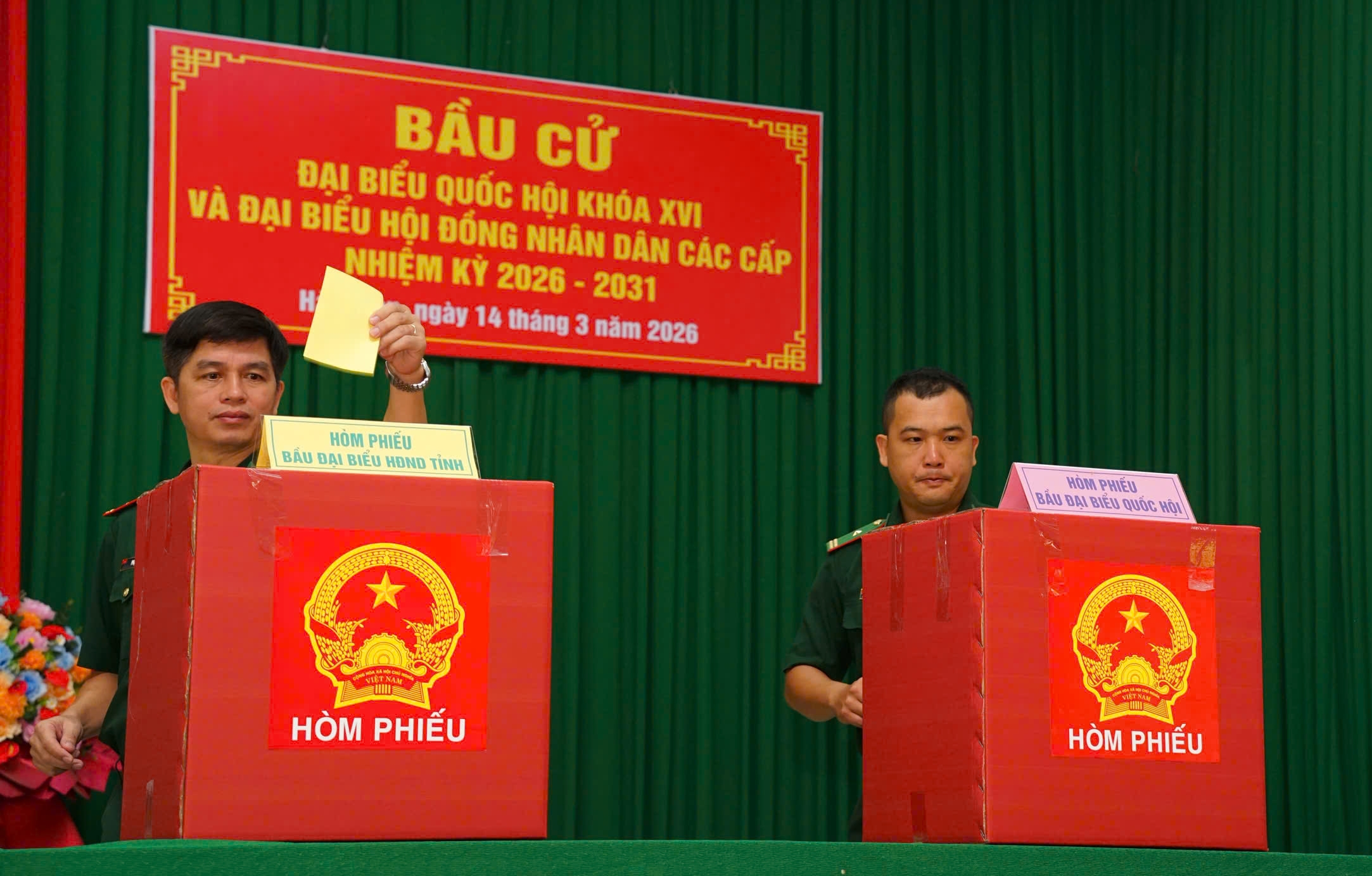 Chiến sĩ Biên phòng bỏ phiếu bầu cử sớm ở Lâm Đồng - Ảnh 4.