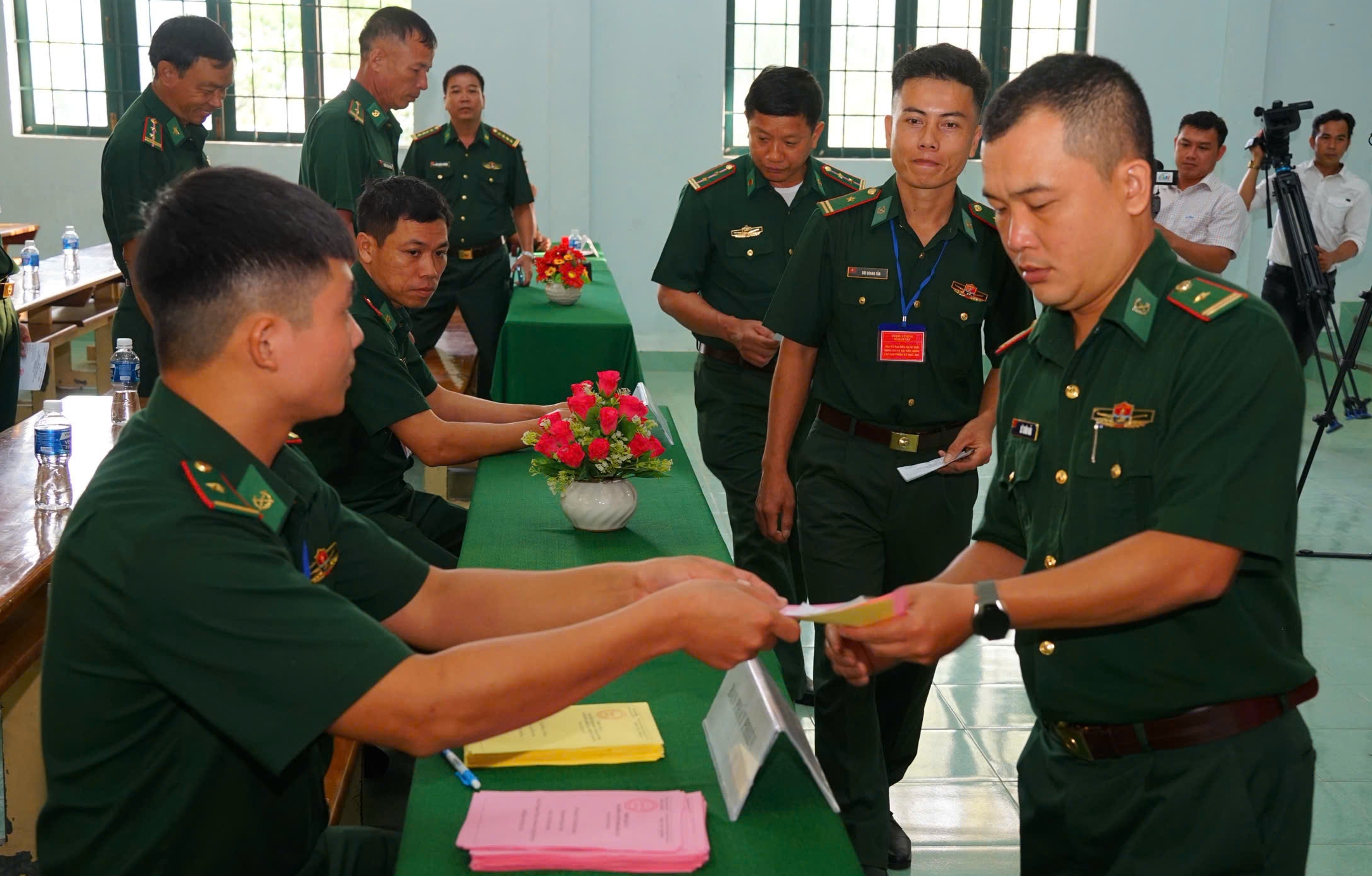 Chiến sĩ Biên phòng bỏ phiếu bầu cử sớm ở Lâm Đồng - Ảnh 1.