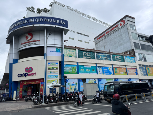 B&aacute;n lẻ điện m&aacute;y: S&acirc;n chơi của v&agrave;i "&ocirc;ng lớn" - Ảnh 1.