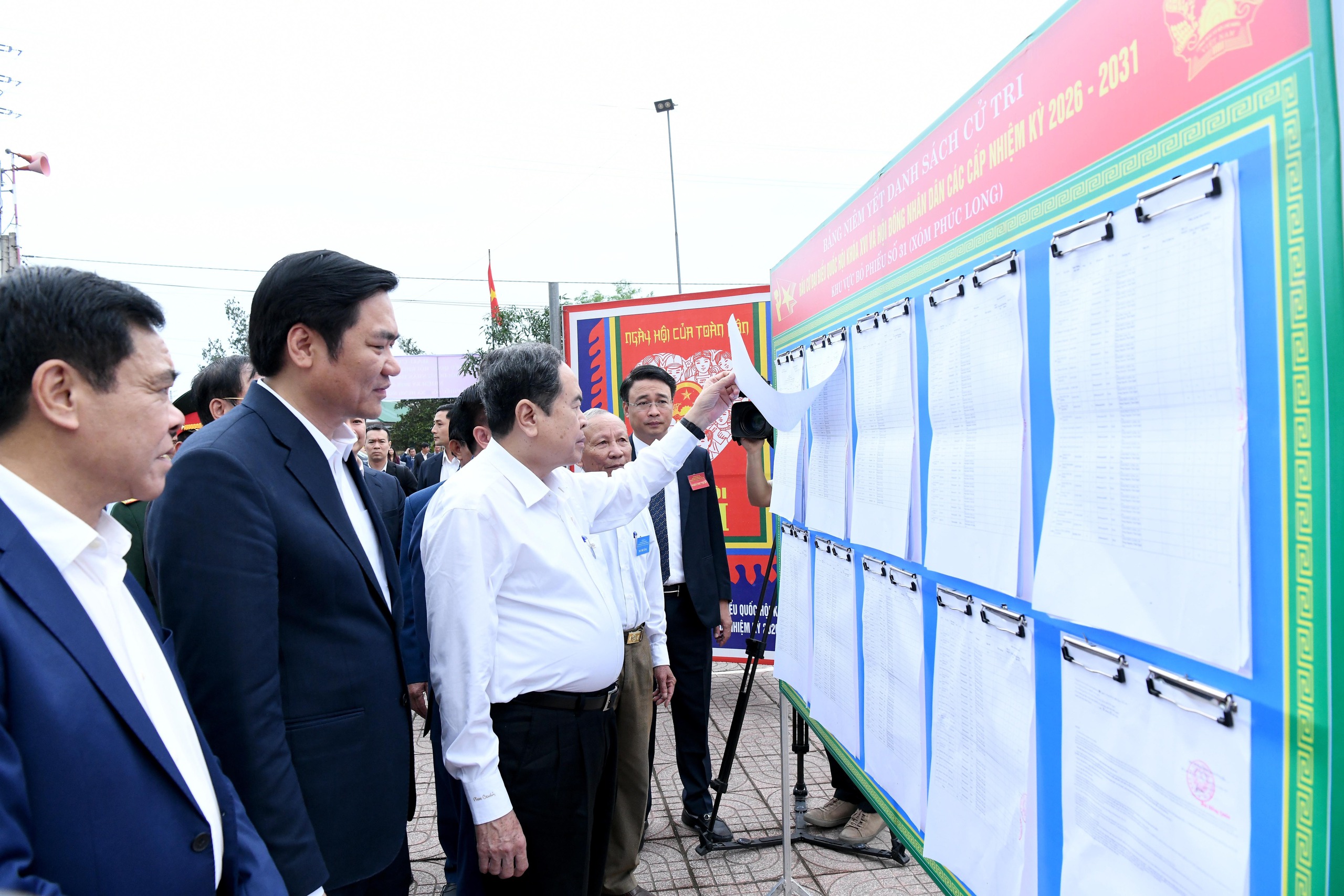 Cử tri cả nước phát huy quyền làm chủ, trực tiếp lựa chọn những đại biểu tiêu biểu, xứng đáng nhất - Ảnh 5.