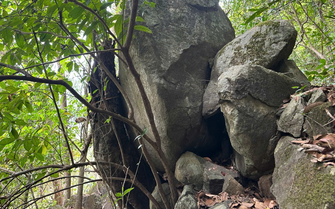 Xử lý khối đá nặng nhiều tấn nằm cheo leo phía trên đèo Bảo Lộc - Ảnh 2.