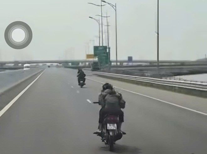 6 Thiếu niên đi xe mô tô trêu đùa trên cao tốc Hải Phòng - Móng Cái - Ảnh 1.