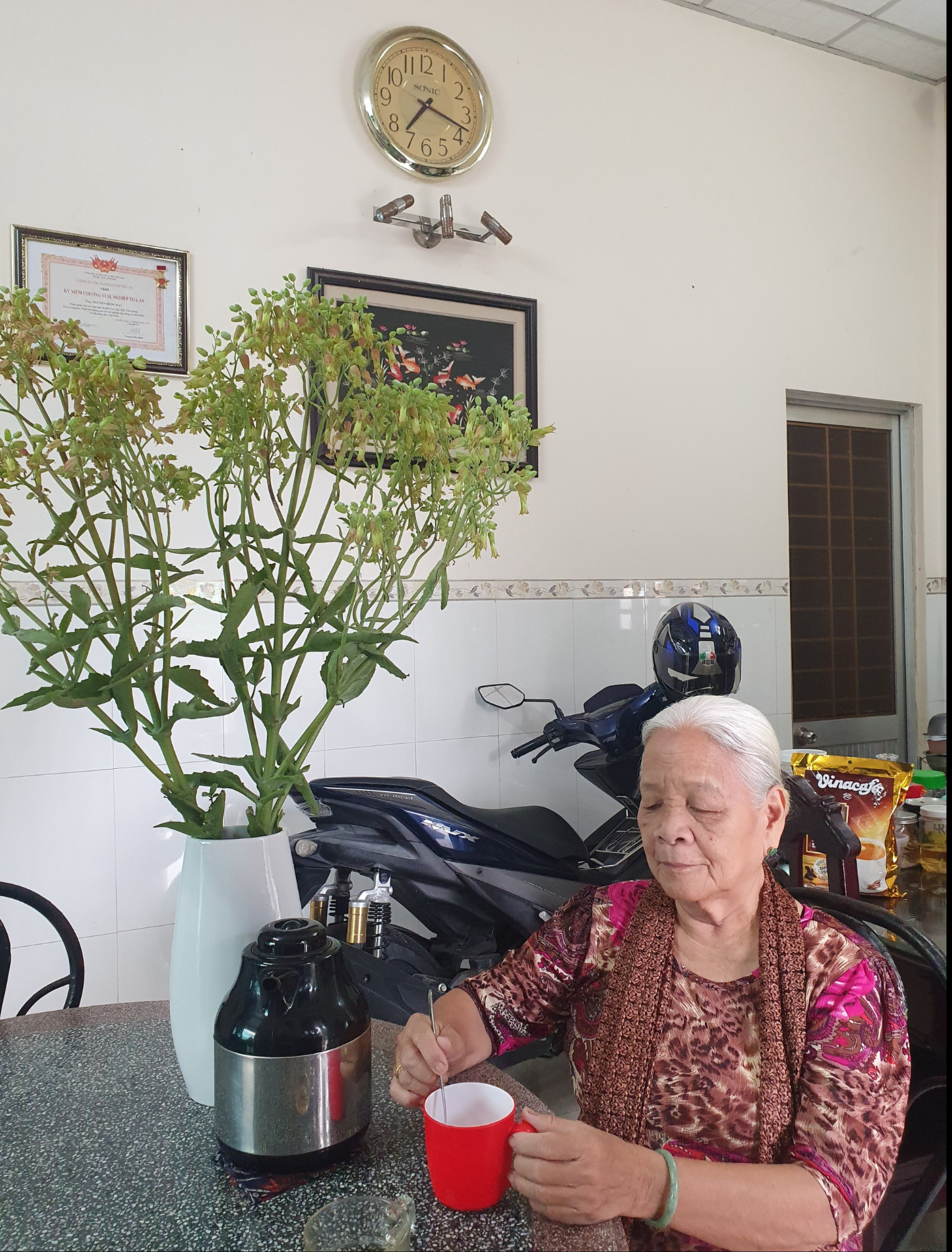 Ly cà phê của má - Ảnh 1.