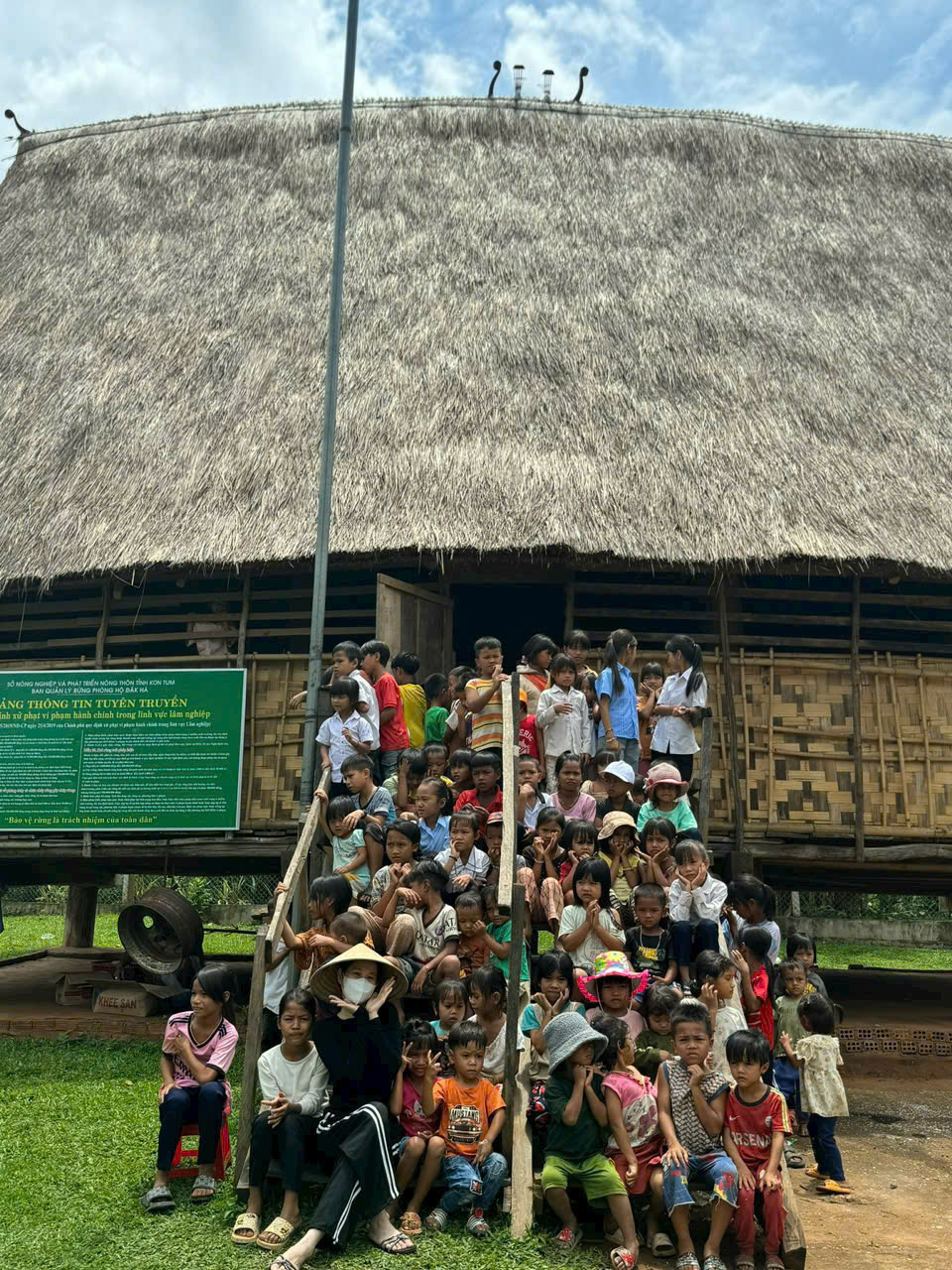 Diễn viên Lưu Thị Ngọc Mai – 7 năm lặng lẽ mang niềm vui đến trẻ em Kon Tum - Ảnh 2.