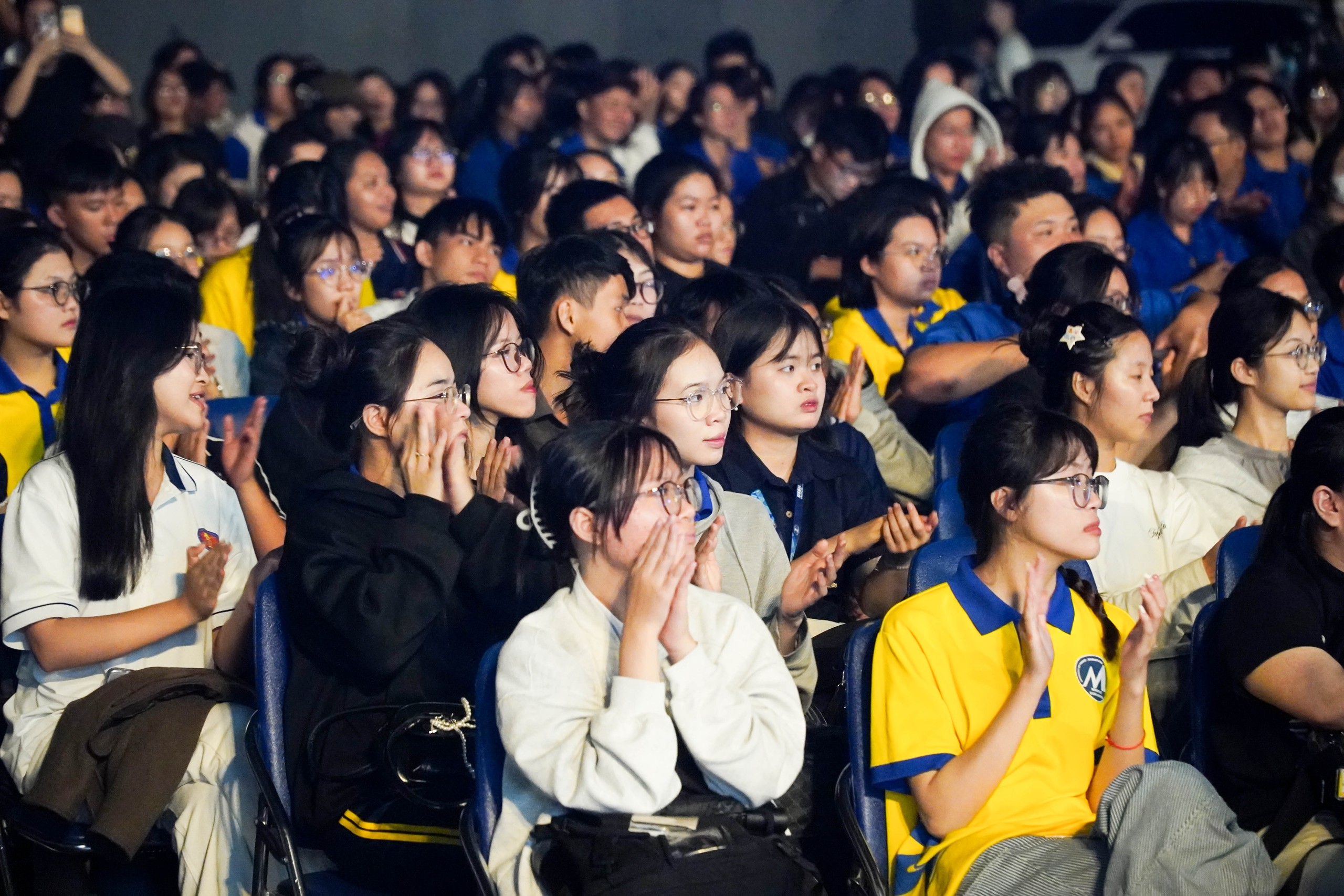 Rác "nở" hoa và hành trình hồi sinh của những cỗ máy khổng lồ. - Ảnh 1.