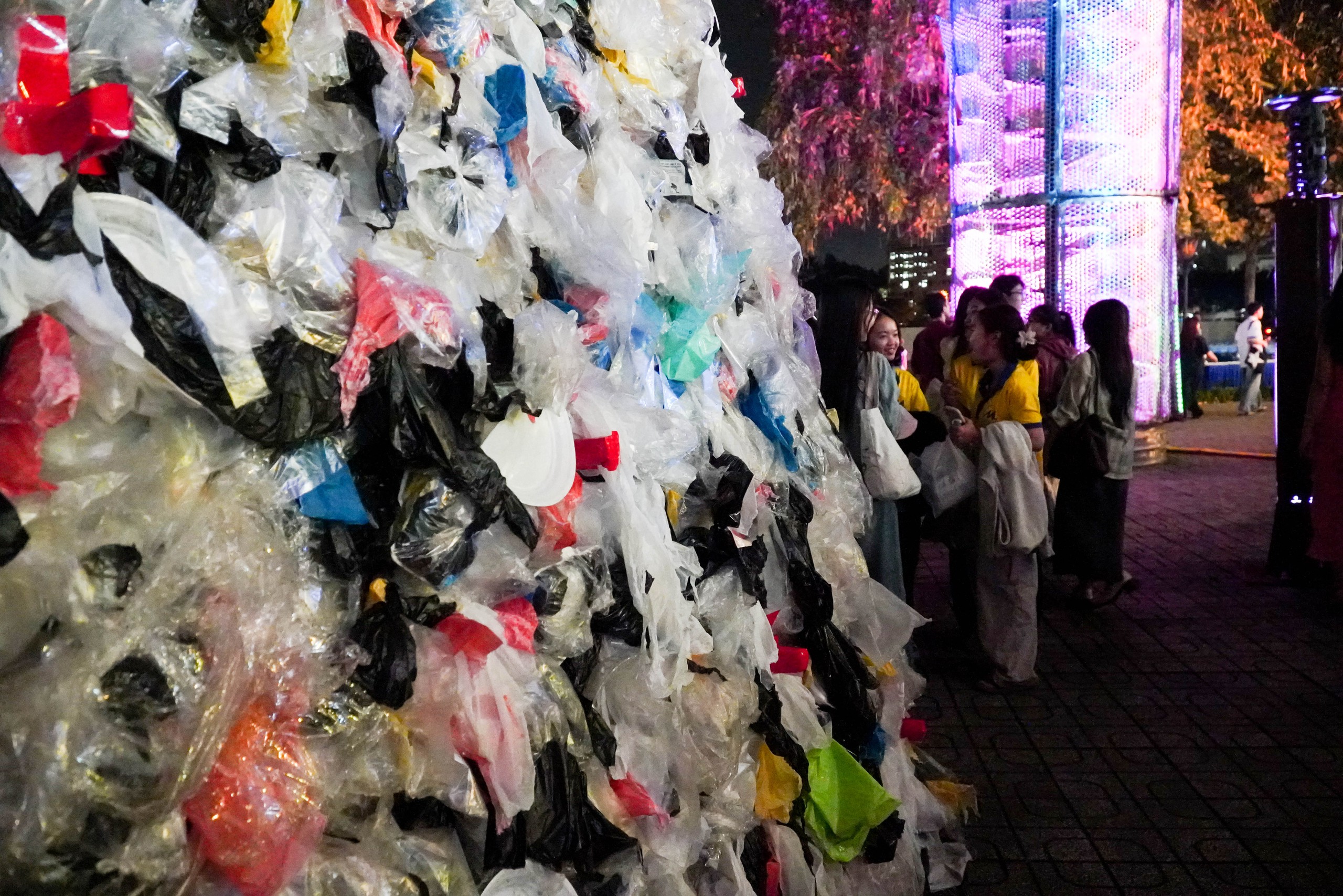 Rác "nở" hoa và hành trình hồi sinh của những cỗ máy khổng lồ. - Ảnh 5.