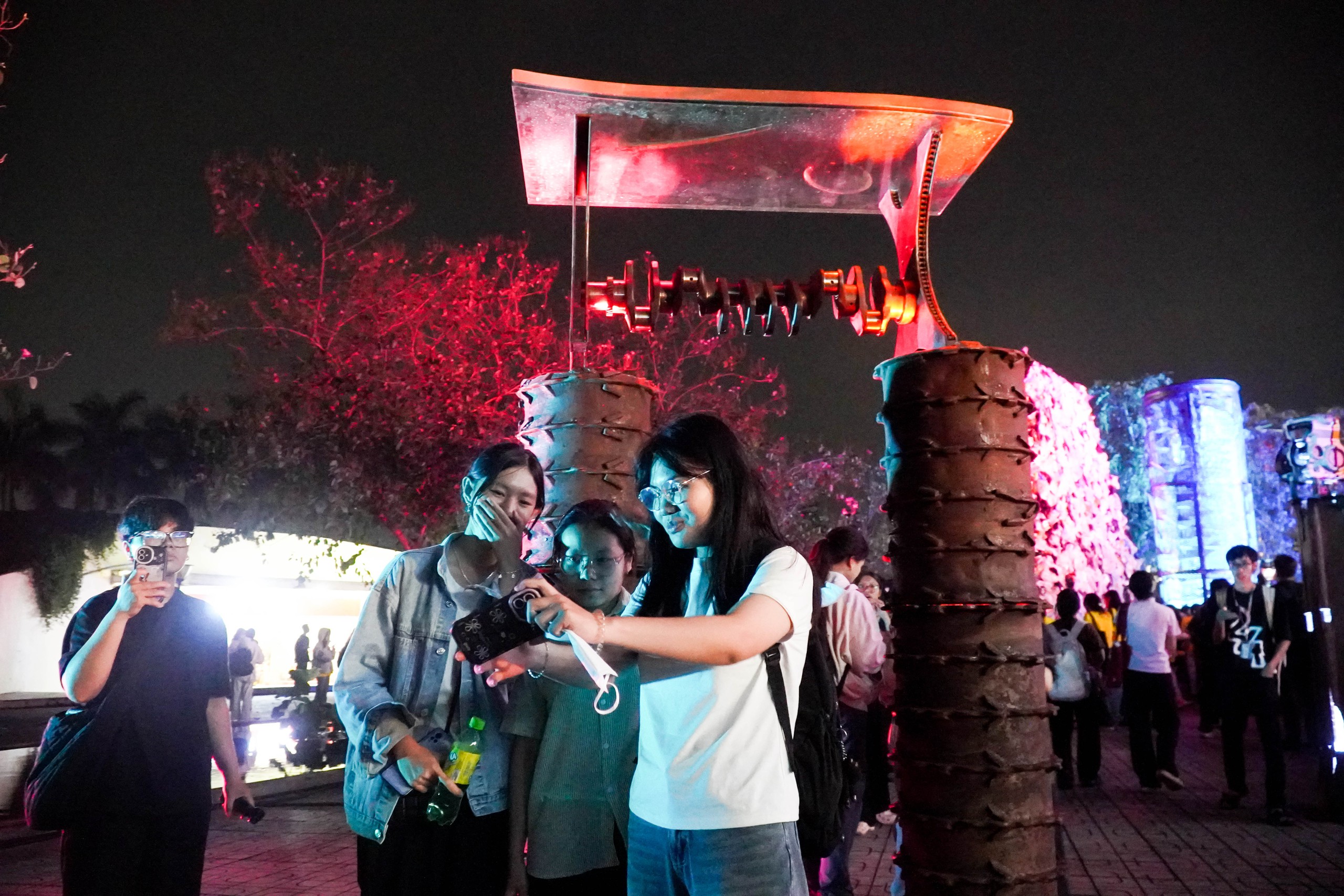 Rác "nở" hoa và hành trình hồi sinh của những cỗ máy khổng lồ. - Ảnh 9.