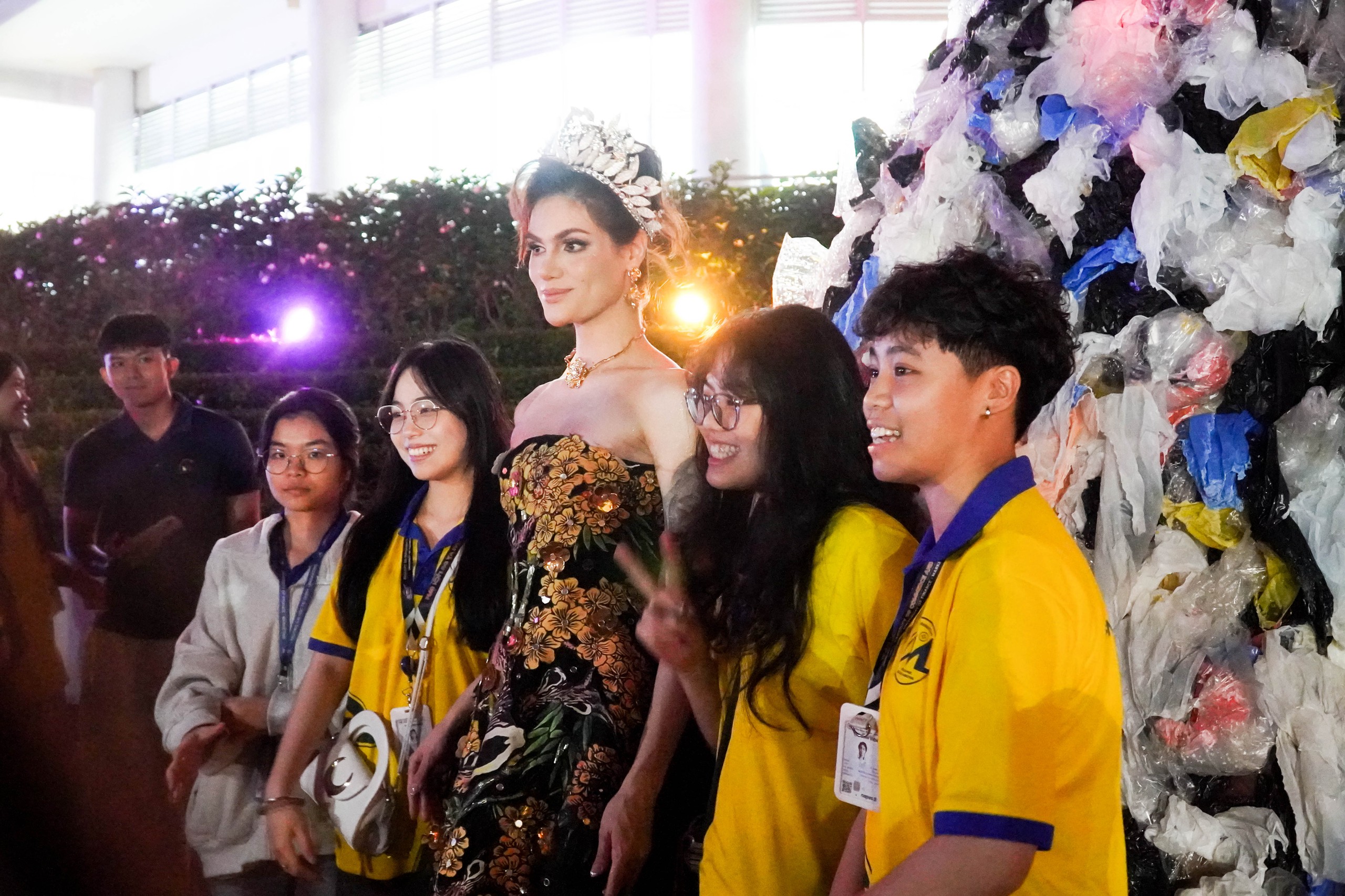 Rác "nở" hoa và hành trình hồi sinh của những cỗ máy khổng lồ. - Ảnh 4.