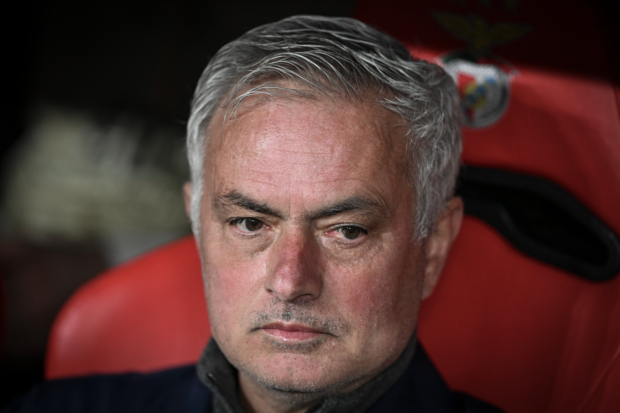 Mourinho bị cấm chỉ đạo 2 trận sau sự cố ở đại chiến Benfica - Ảnh 1.