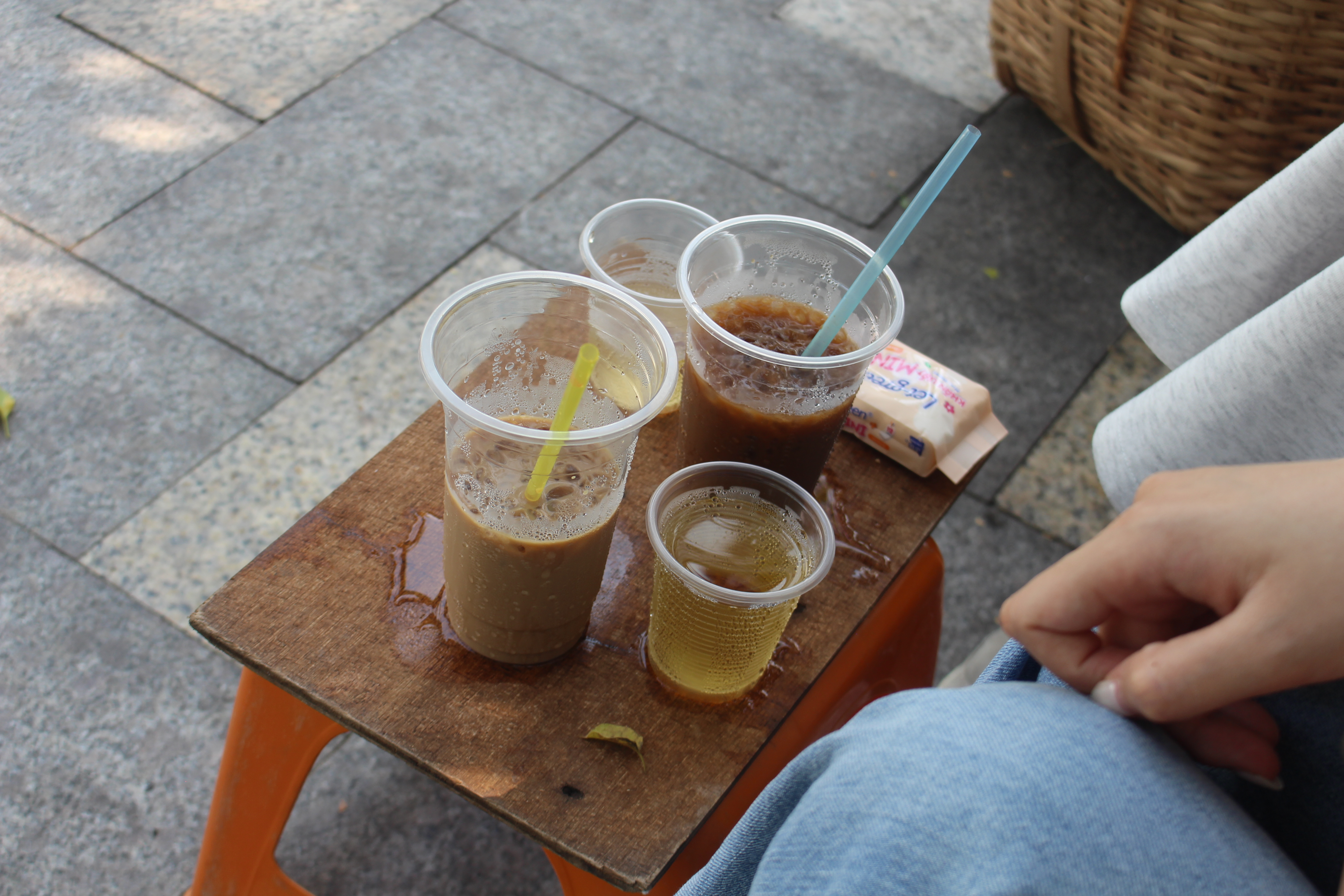 Cà phê vỉa hè – “phòng khách” mở của người TP.HCM  - Ảnh 2.