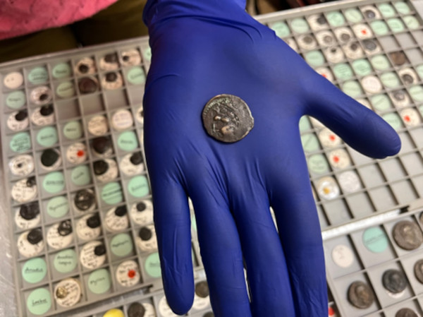 D&ugrave;ng cổ vật 2.100 năm trả tiền v&eacute; xe bus m&agrave; kh&ocirc;ng hay - Ảnh 1.