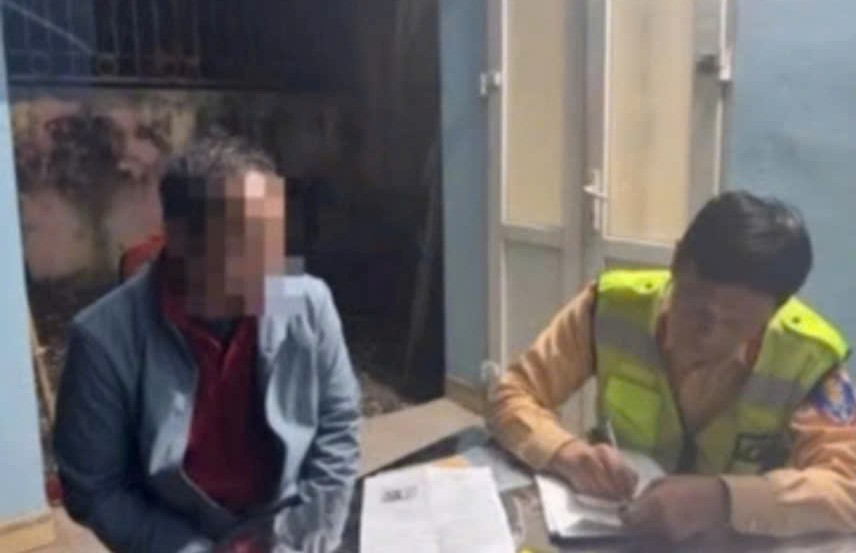 Xôn xao clip xe khách chạy vào làn đường ngược chiều trên cao tốc - Ảnh 1.