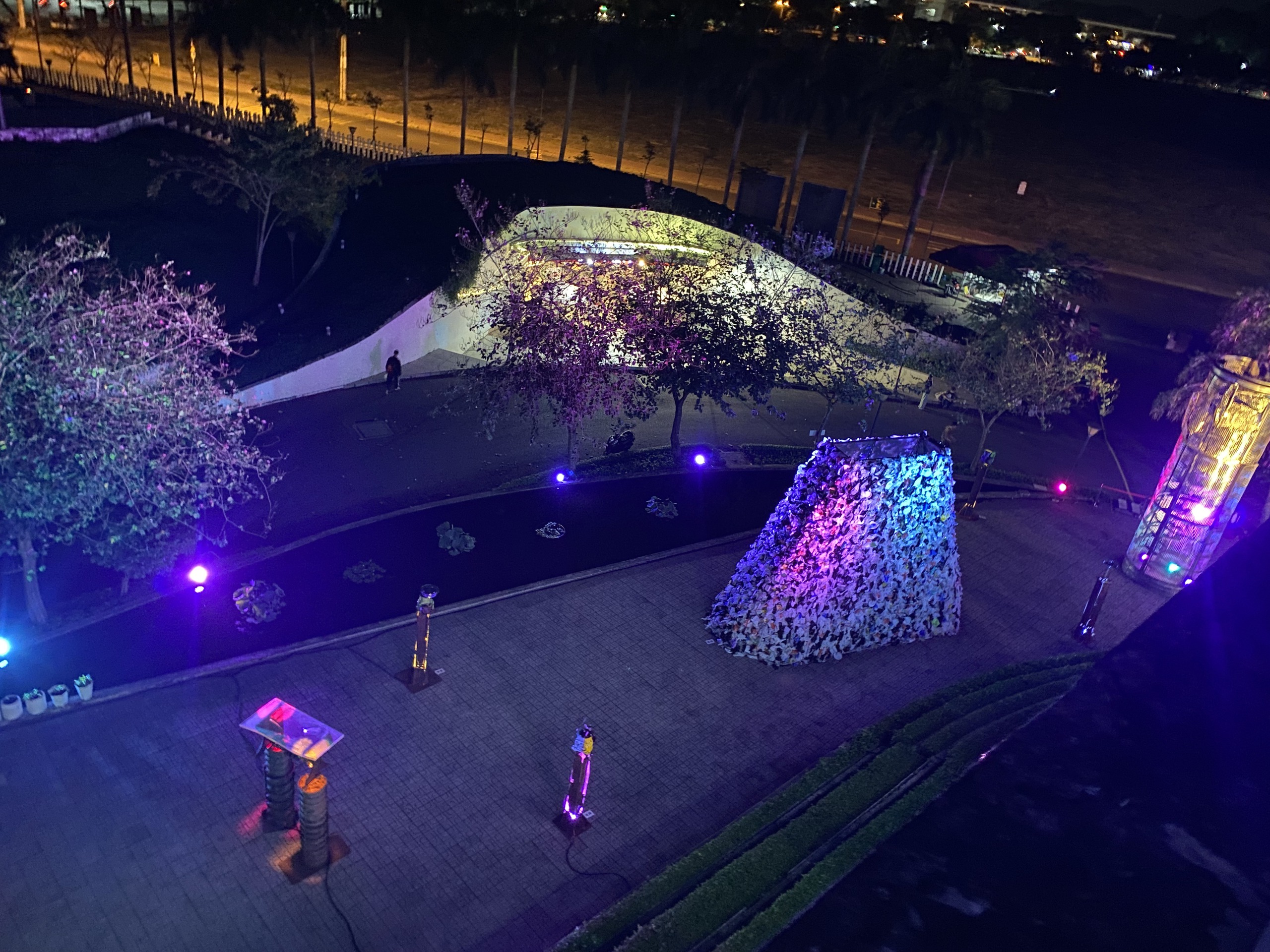 Rác "nở" hoa và hành trình hồi sinh của những cỗ máy khổng lồ. - Ảnh 10.