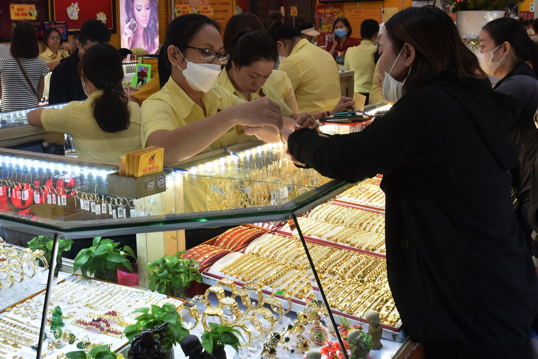 Giá vàng hôm nay, 14-3: Tiếp tục sụt giảm - Ảnh 1.