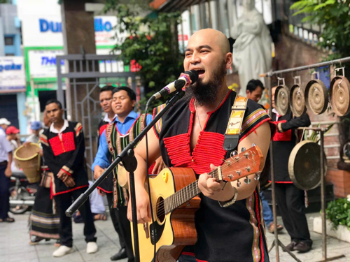 Ca sĩ Y DZĂNG ARUL - Giọng hát mang hơi thở đại ngàn - Ảnh 1. Ca sĩ Y DZĂNG ARUL - Giọng hát mang hơi thở đại ngàn - Ảnh 1.