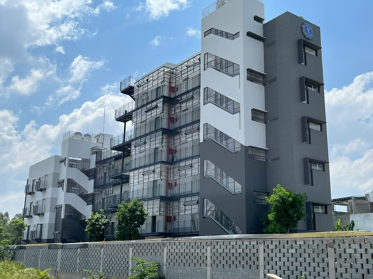 Khám phá ký túc xá hơn 26 tỷ đồng vừa được khánh thành của Trường ĐH Luật TPHCM  - Ảnh 1.