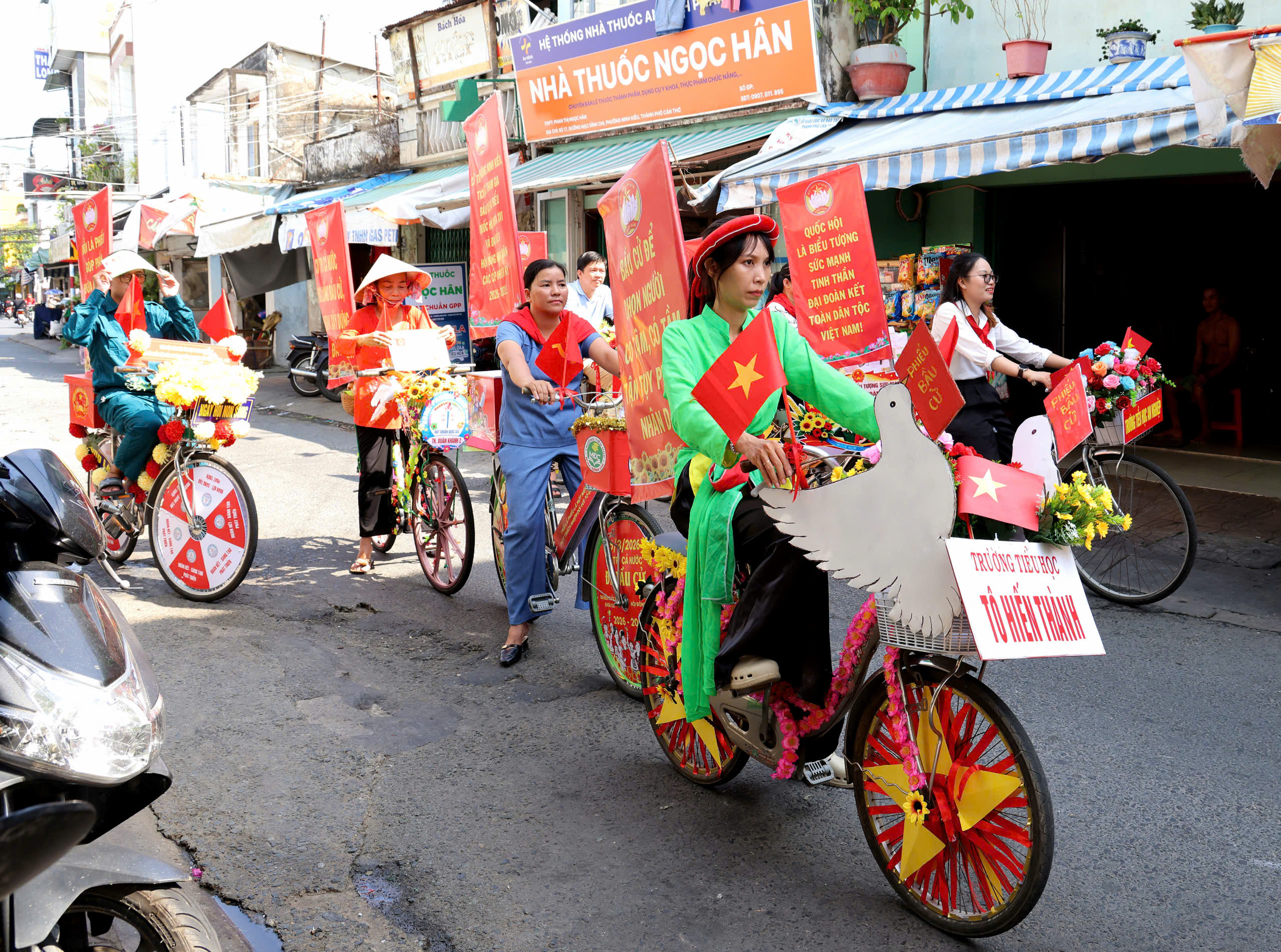 TP Cần Thơ rực rỡ sắc màu trước ngày bầu cử - Ảnh 16.
