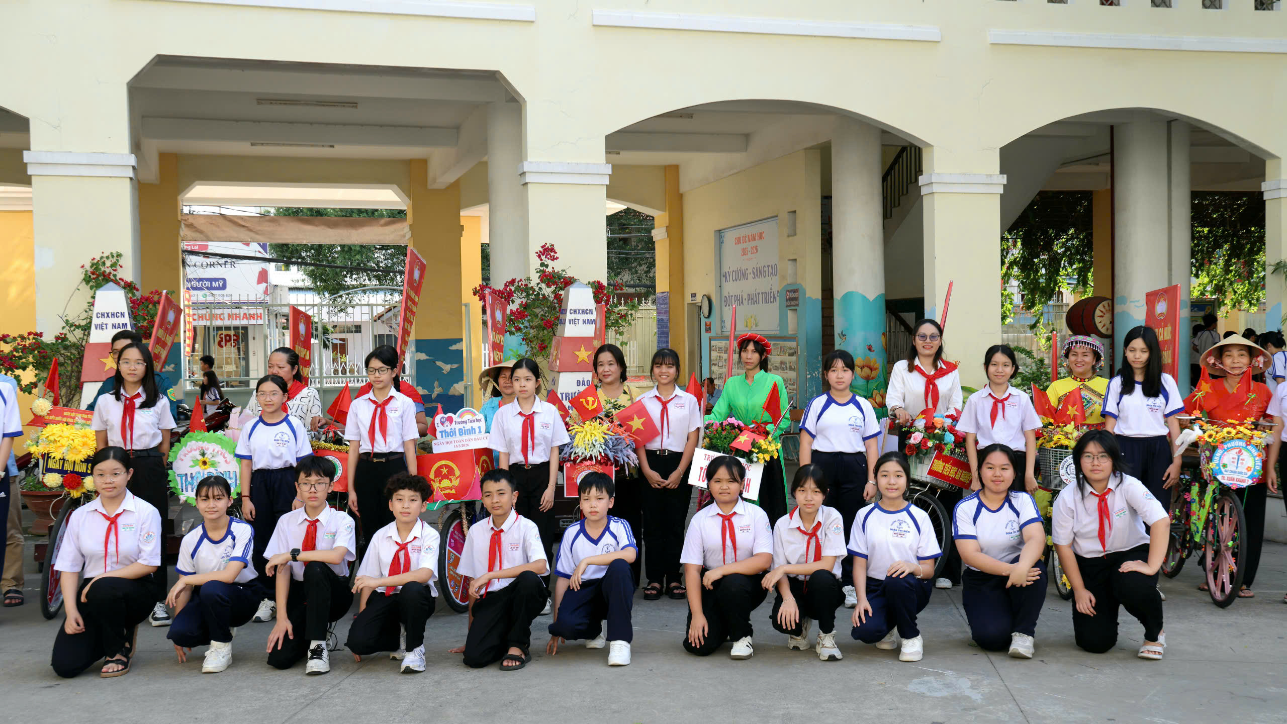 TP Cần Thơ rực rỡ sắc màu trước ngày bầu cử - Ảnh 13.