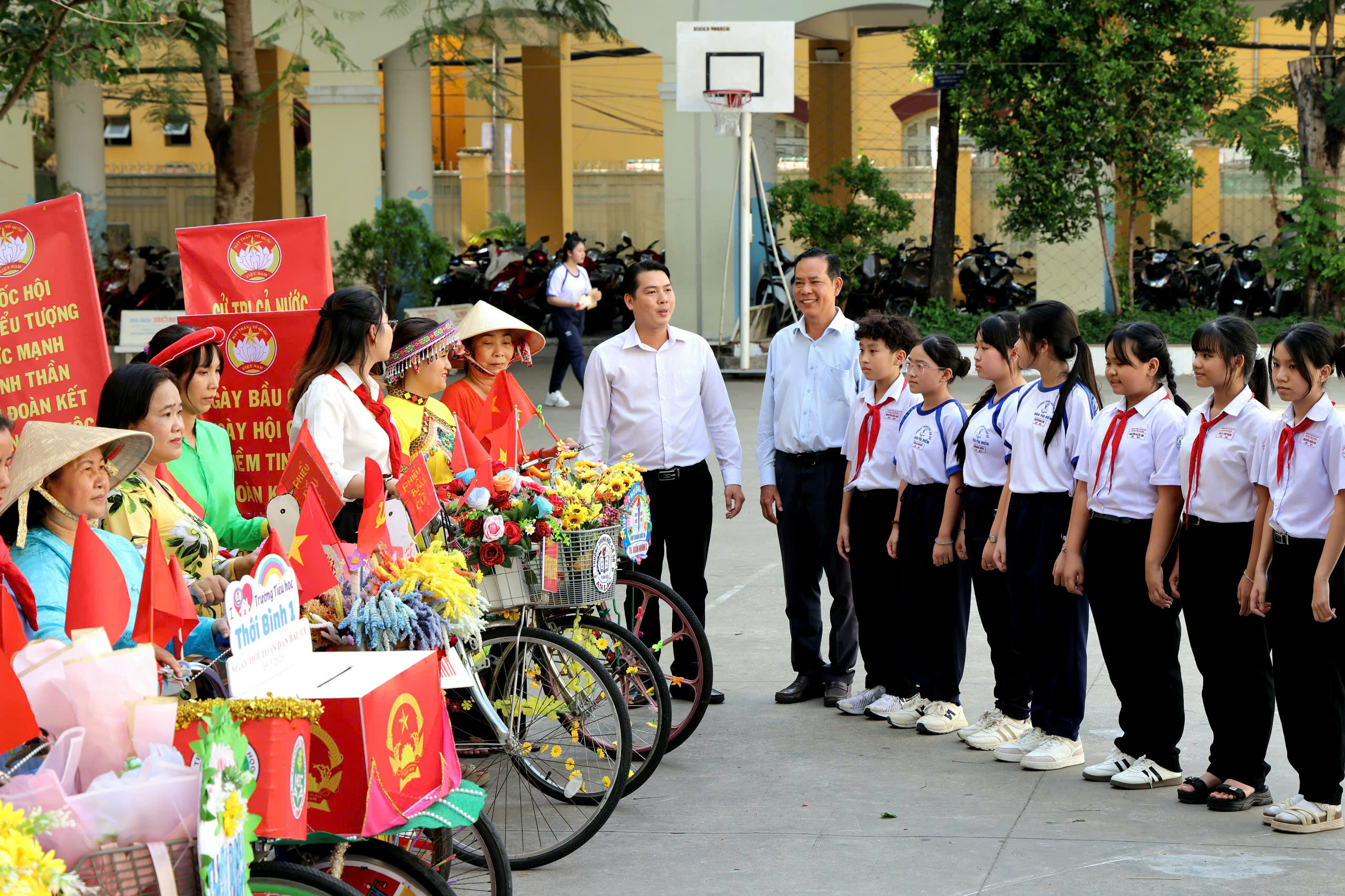 TP Cần Thơ rực rỡ sắc màu trước ngày bầu cử - Ảnh 12.