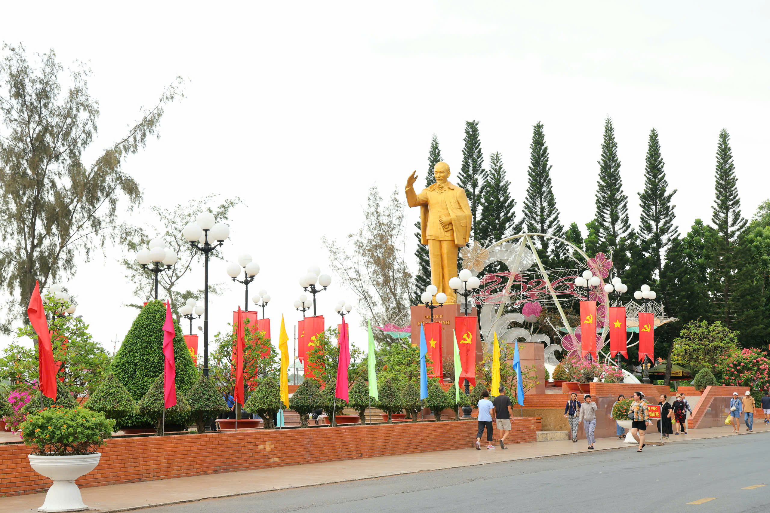 TP Cần Thơ rực rỡ sắc màu trước ngày bầu cử - Ảnh 10.