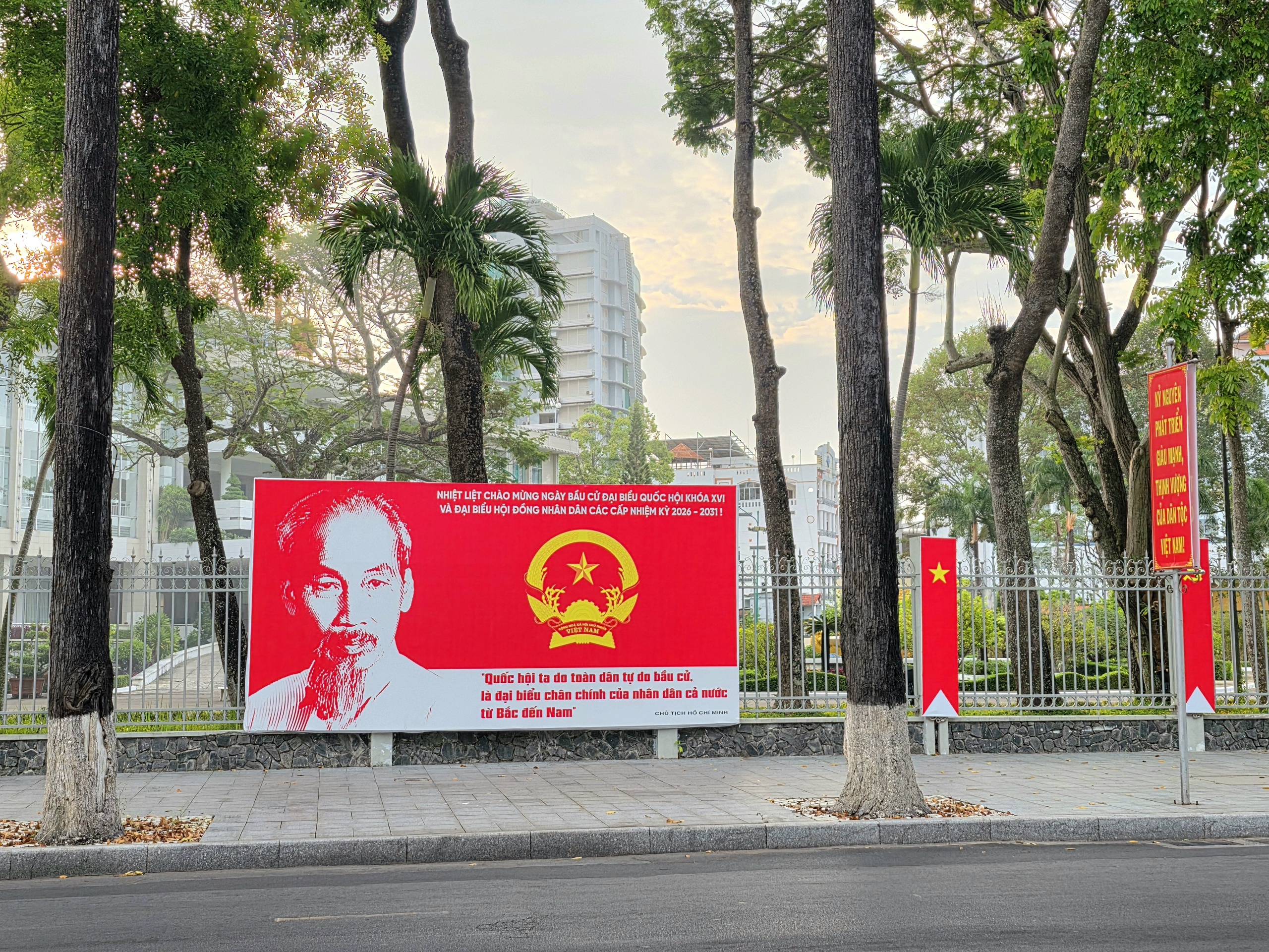 TP Cần Thơ rực rỡ sắc màu trước ngày bầu cử - Ảnh 1.