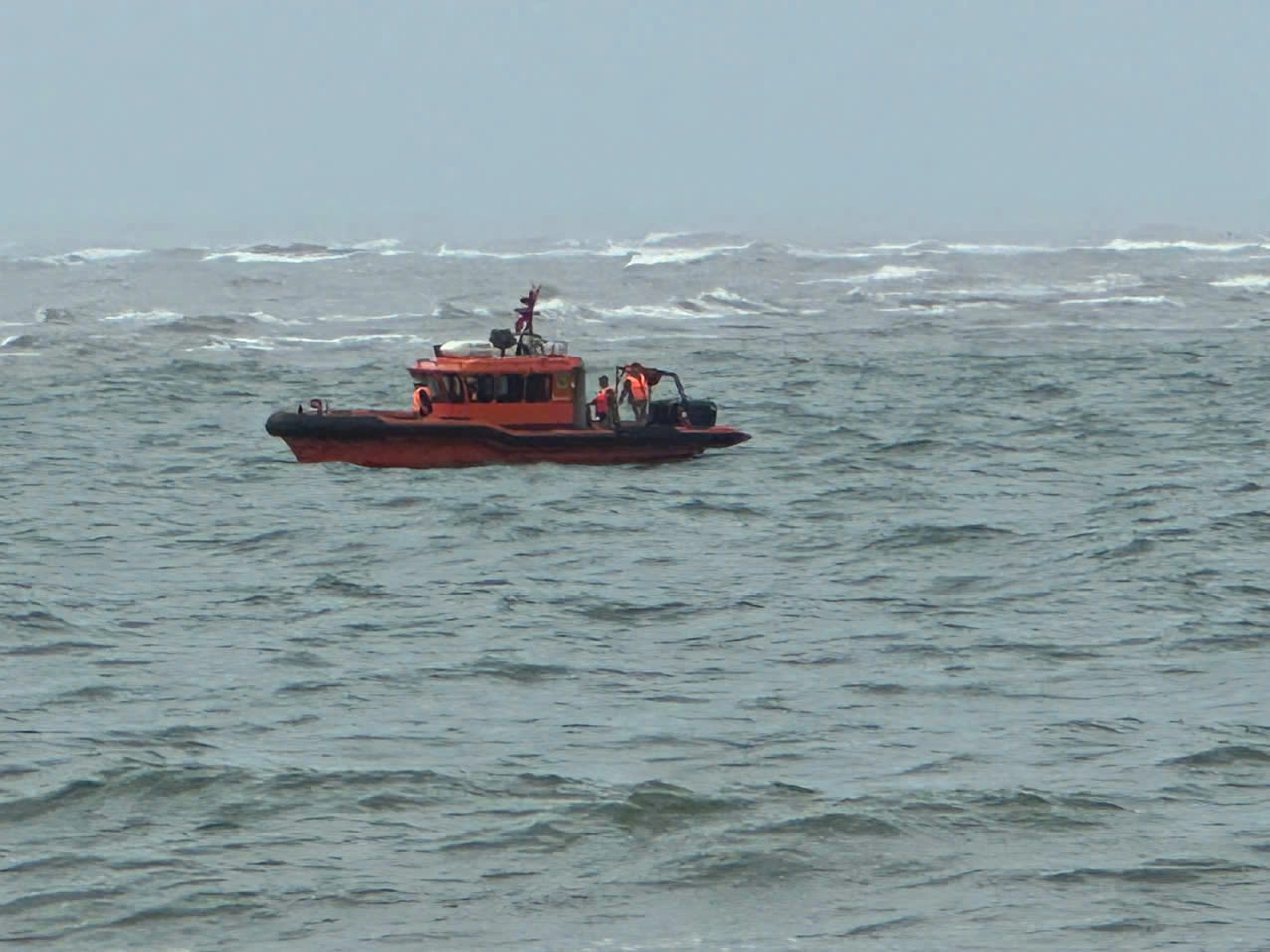 Sóng lớn đánh chìm thuyền cá ở cửa Gianh , một ngư dân mất tích - Ảnh 1.