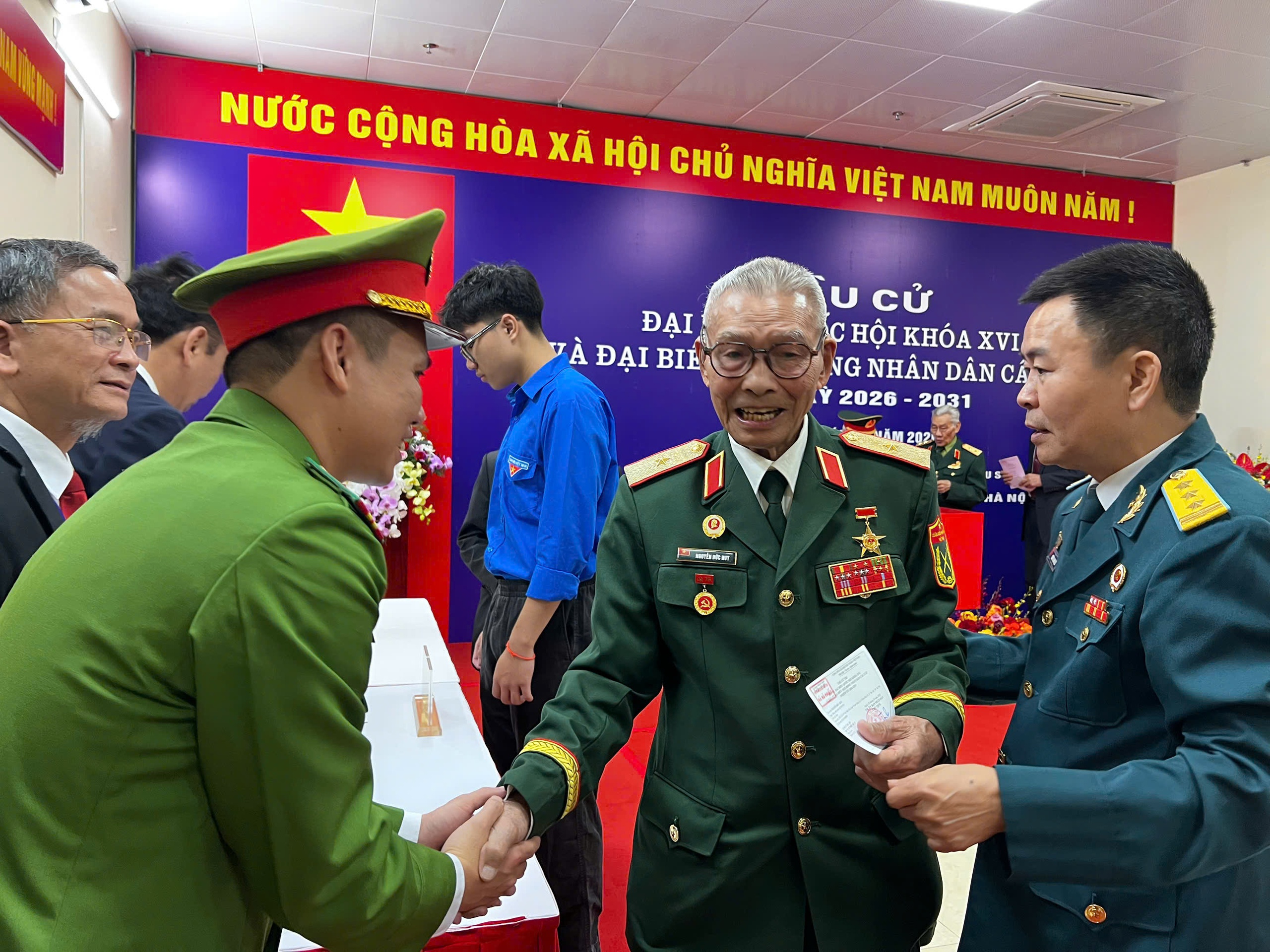 Gần 79 triệu cử tri cả nước đi bầu cử - Ảnh 1.