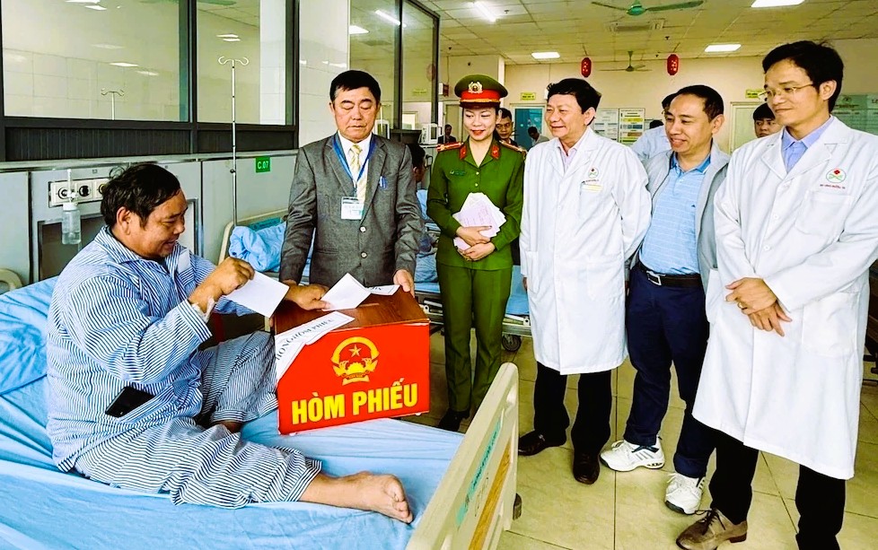 Tổng Bí thư Tô Lâm bỏ phiếu tại phường Ba Đình - Ảnh 1.