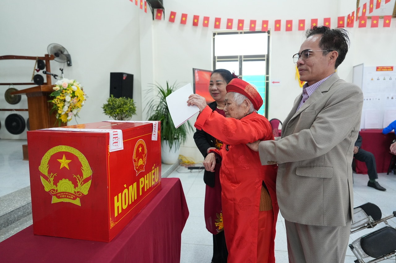 Tổng Bí thư Tô Lâm bỏ phiếu tại phường Ba Đình - Ảnh 1.