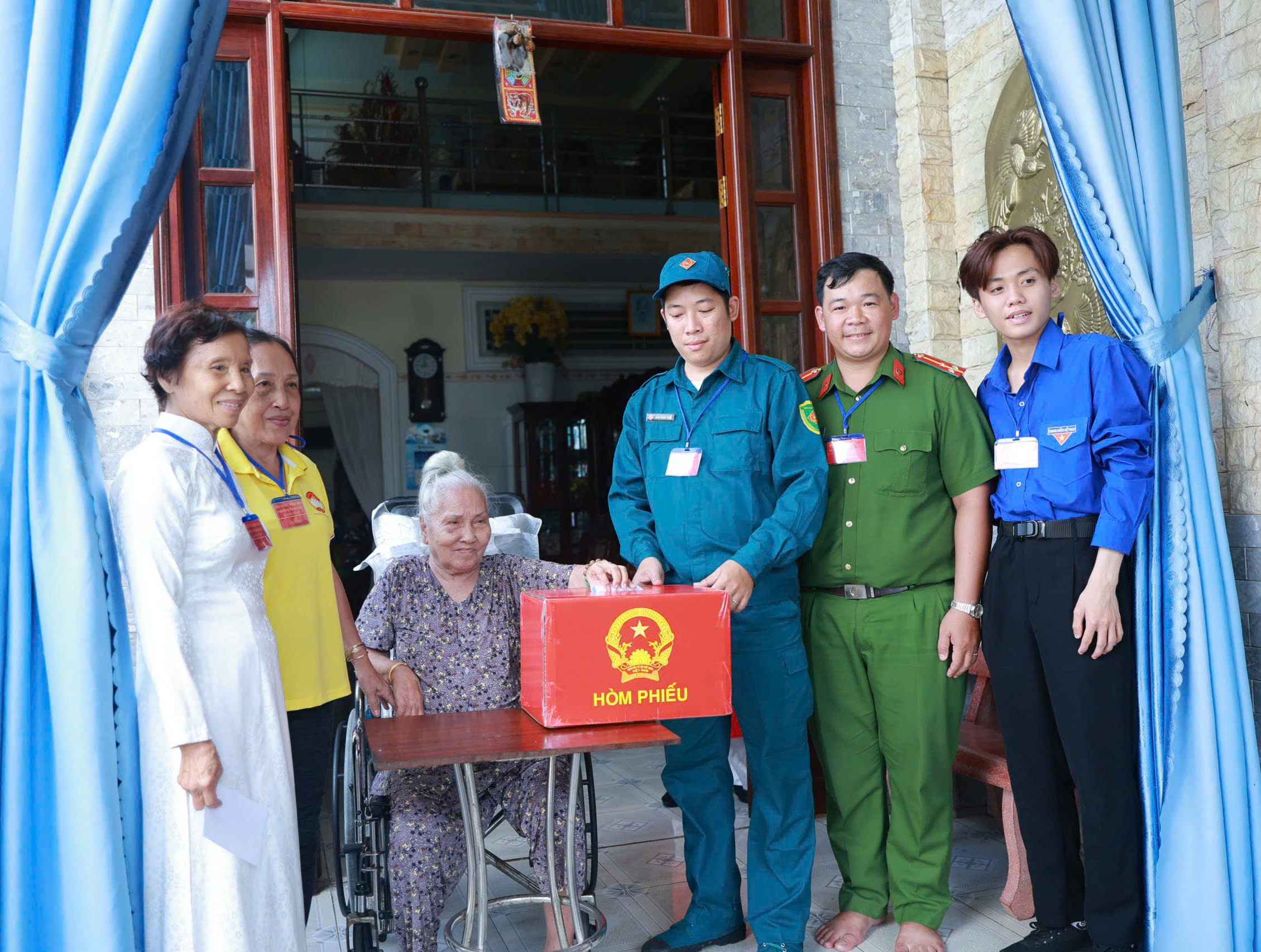 CLIP: Rộn ràng ngày bầu cử tại Cần Thơ, Vĩnh Long, An Giang, Tây Ninh - Ảnh 10.