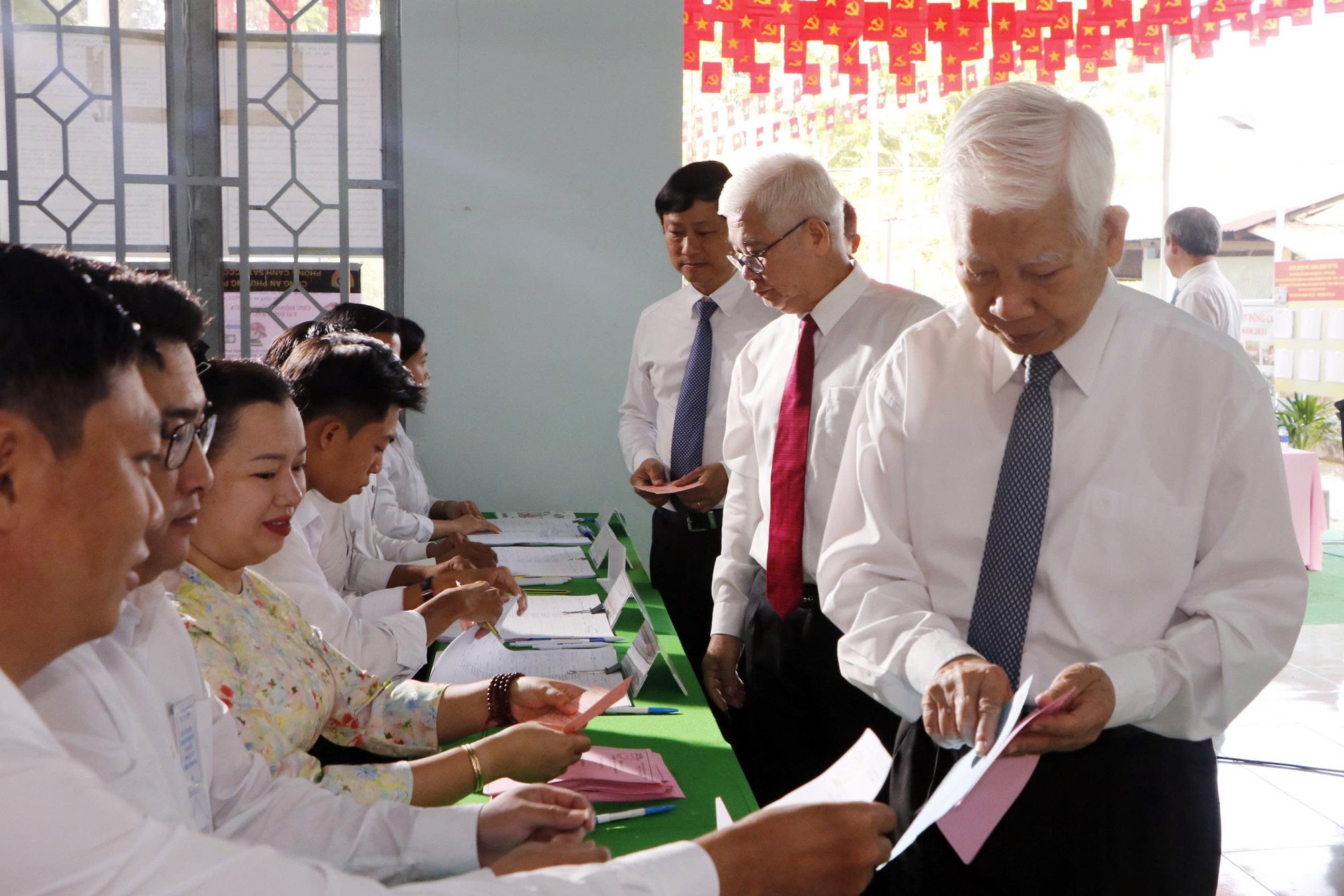 Chủ tịch HĐND TPHCM Võ Văn Minh giữ trọn lời hứa trong Bầu cử 2026 - Ảnh 3.