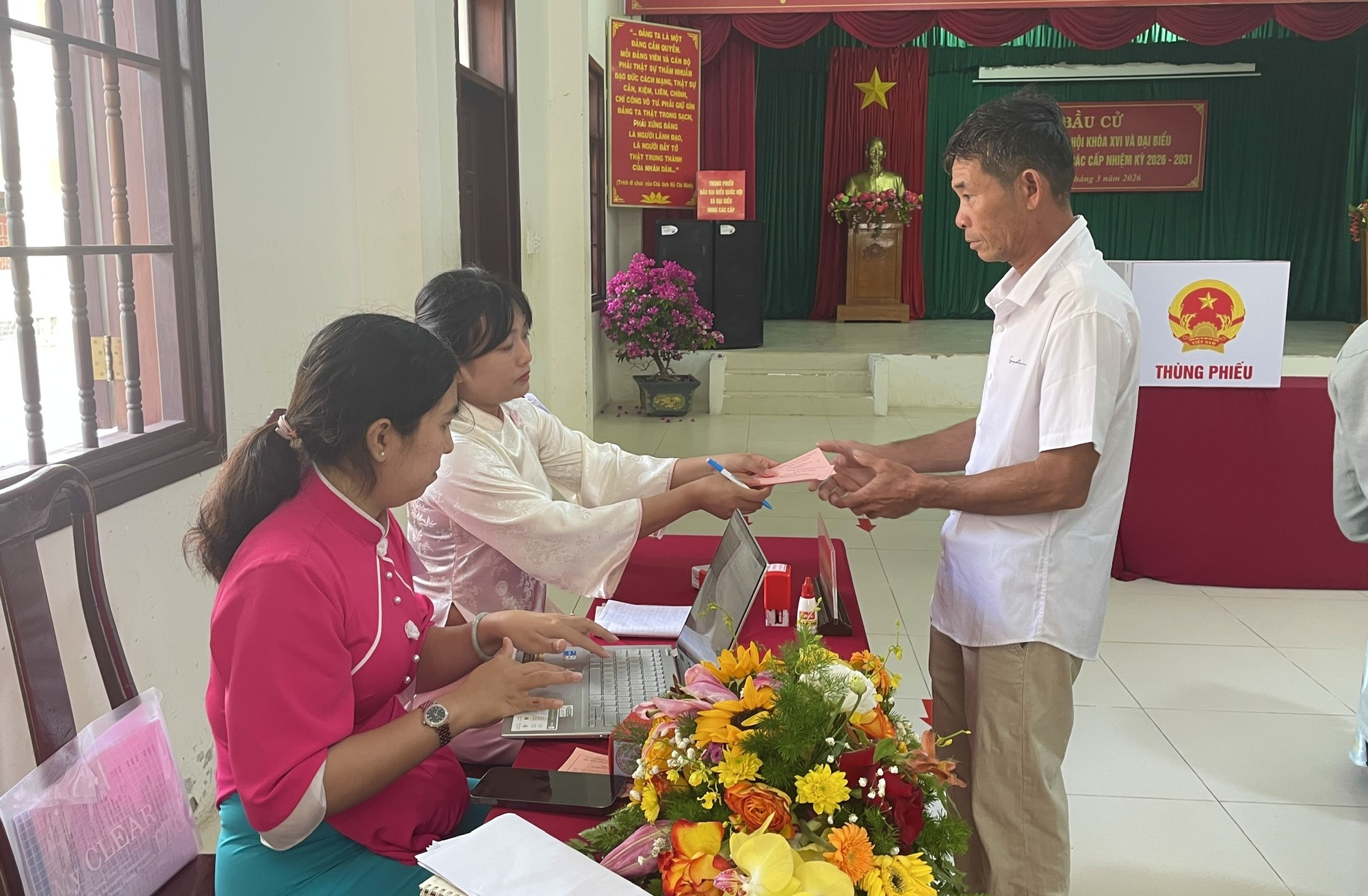 Cử tri Đặc khu Côn Đảo nô nức tham gia ngày bầu cử 2026 - Ảnh 11. Cử tri Đặc khu Côn Đảo nô nức tham gia ngày bầu cử 2026 - Ảnh 11.