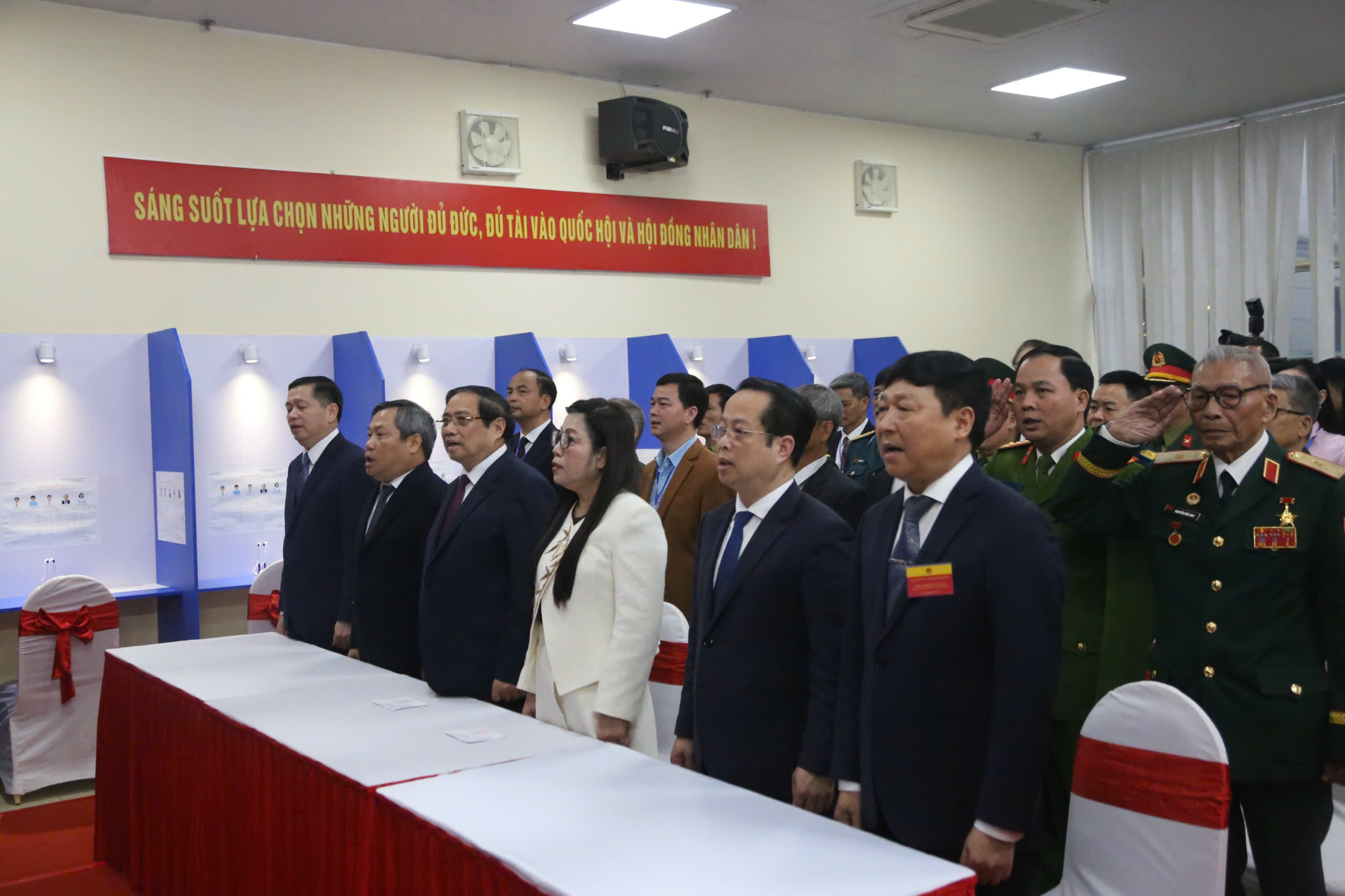 Gần 79 triệu cử tri cả nước đi bầu cử - Ảnh 3.