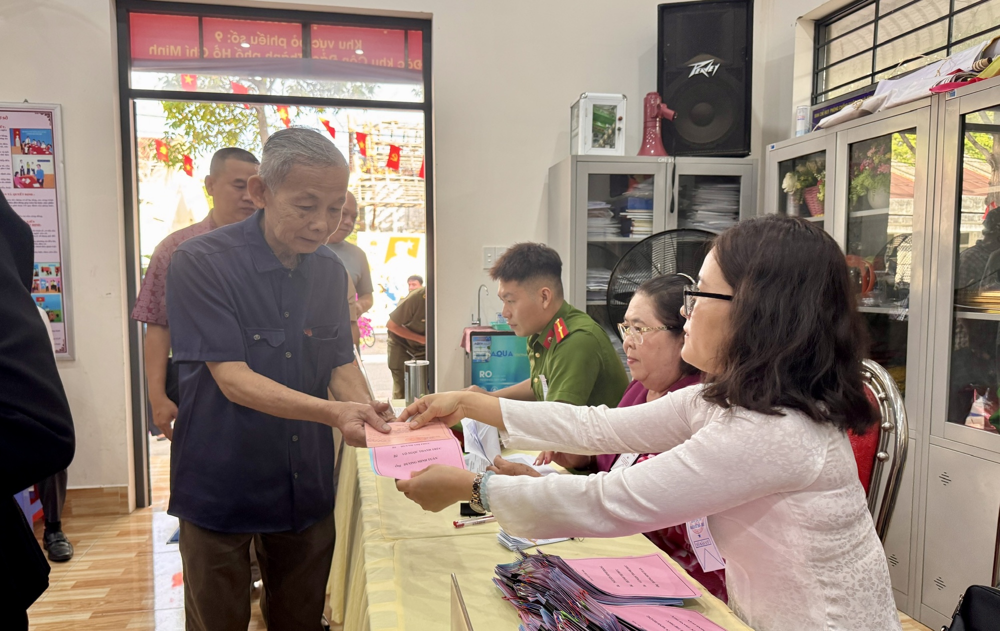 Cử tri Đặc khu Côn Đảo nô nức tham gia ngày bầu cử 2026 - Ảnh 5. Cử tri Đặc khu Côn Đảo nô nức tham gia ngày bầu cử 2026 - Ảnh 5.