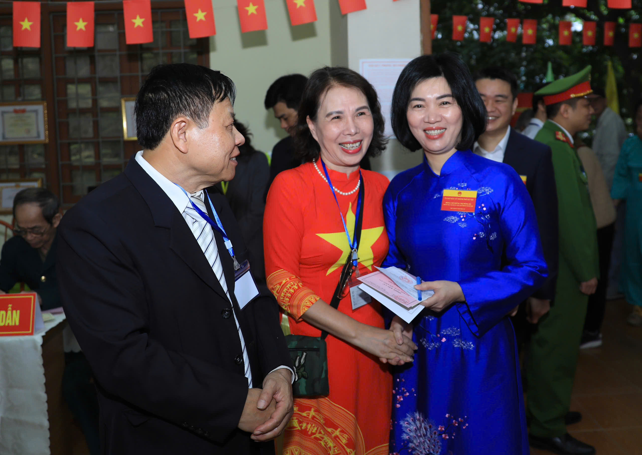 Tổng Bí thư Tô Lâm bỏ phiếu tại phường Ba Đình - Ảnh 1.