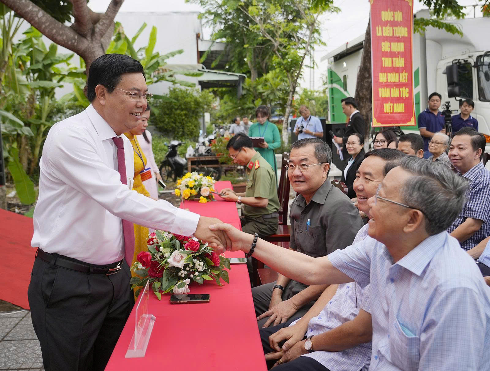 CLIP: Rộn ràng ngày bầu cử tại Cần Thơ, Vĩnh Long, An Giang, Tây Ninh - Ảnh 14.