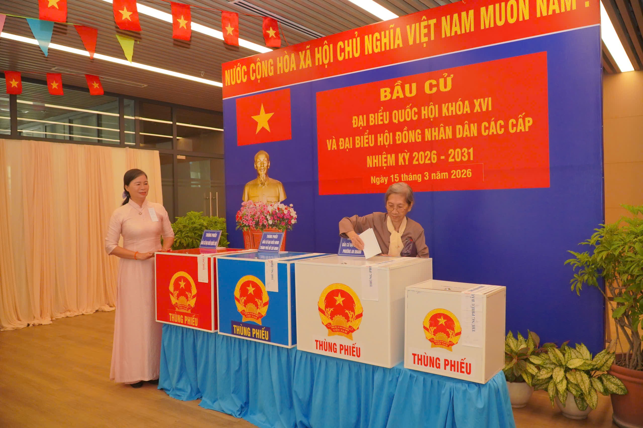 Tỉ lệ cử tri đi bỏ phiếu bầu cử của TPHCM đạt 96,67% - Ảnh 1.