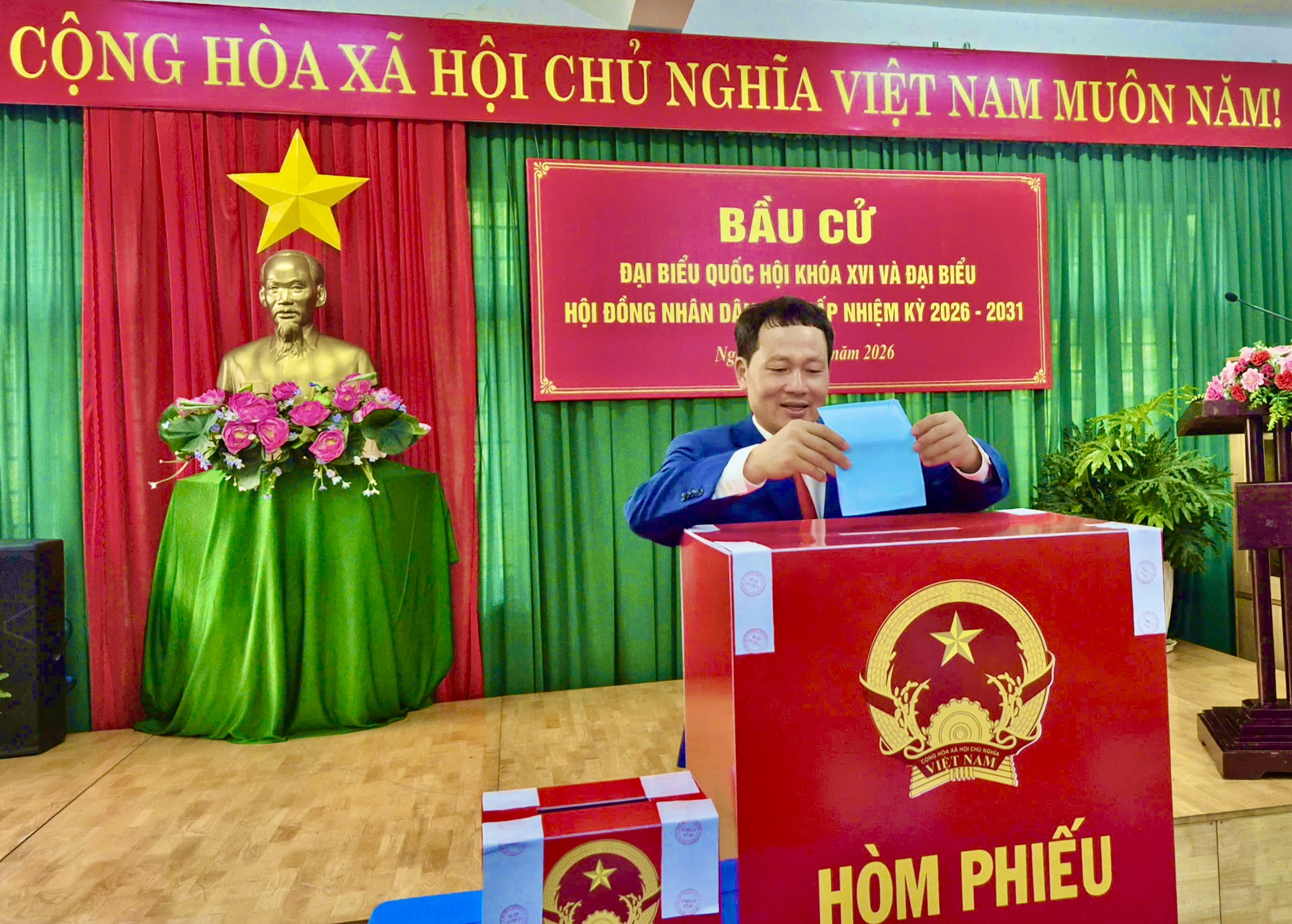 Hình ảnh Bí thư Tỉnh ủy Đồng Nai Vũ Hồng Văn dự khai mạc bầu cử tại phường Trấn Biên - Ảnh 2.