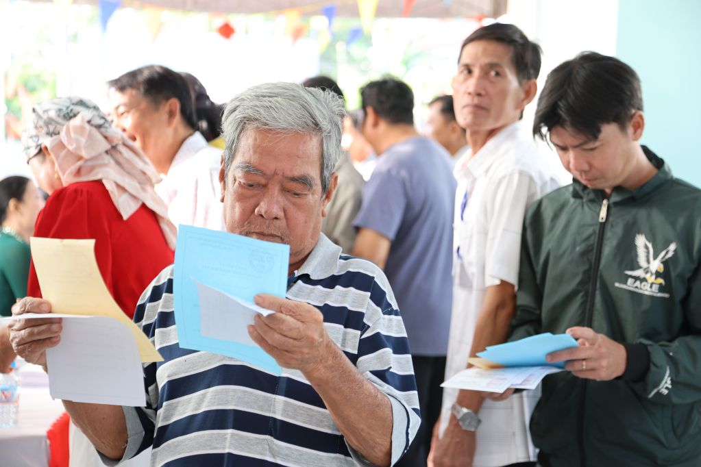 CLIP: Rộn ràng ngày bầu cử tại Cần Thơ, Vĩnh Long, An Giang, Tây Ninh - Ảnh 41.