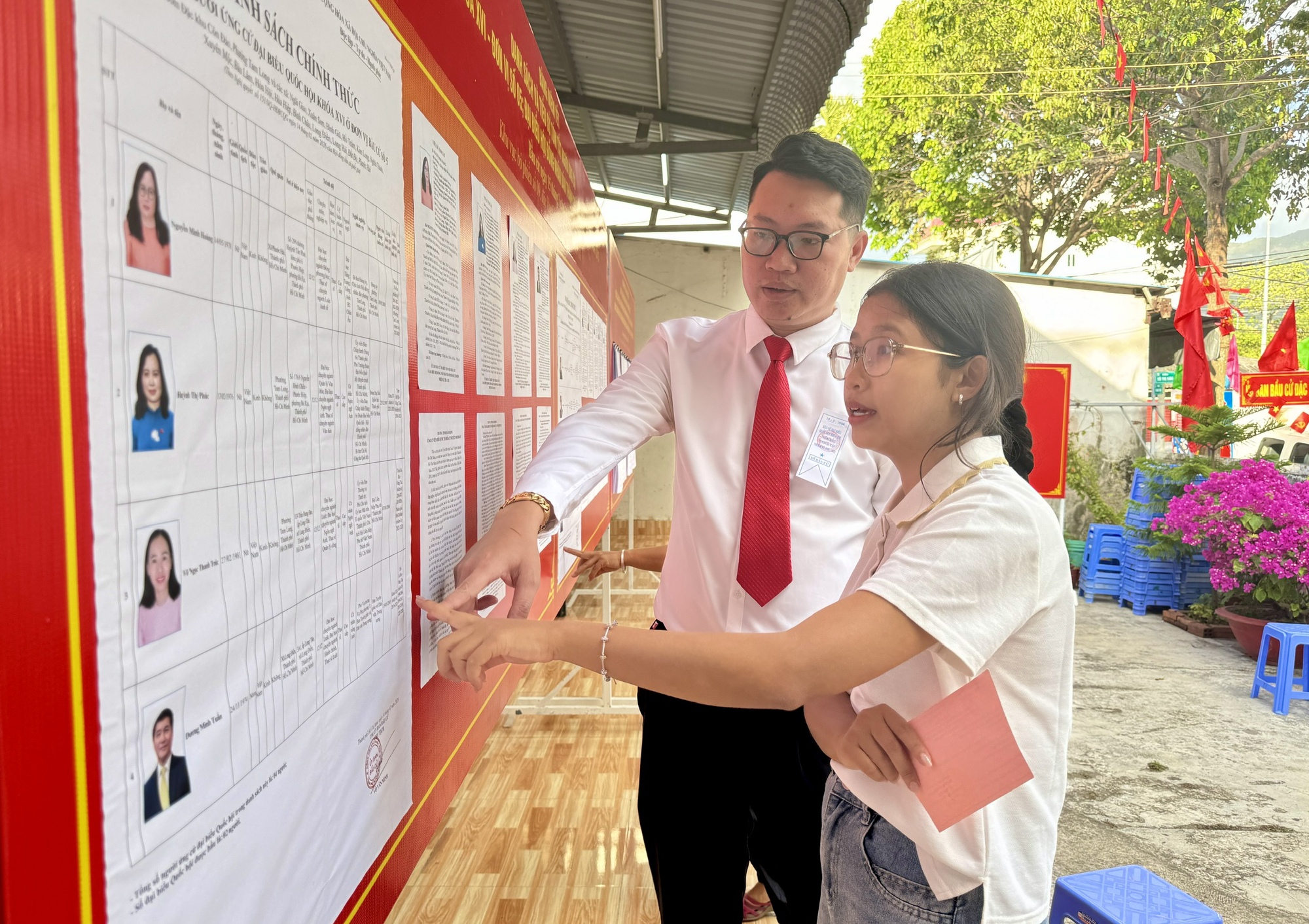 Cử tri Đặc khu Côn Đảo nô nức tham gia ngày bầu cử 2026 - Ảnh 6. Cử tri Đặc khu Côn Đảo nô nức tham gia ngày bầu cử 2026 - Ảnh 6.